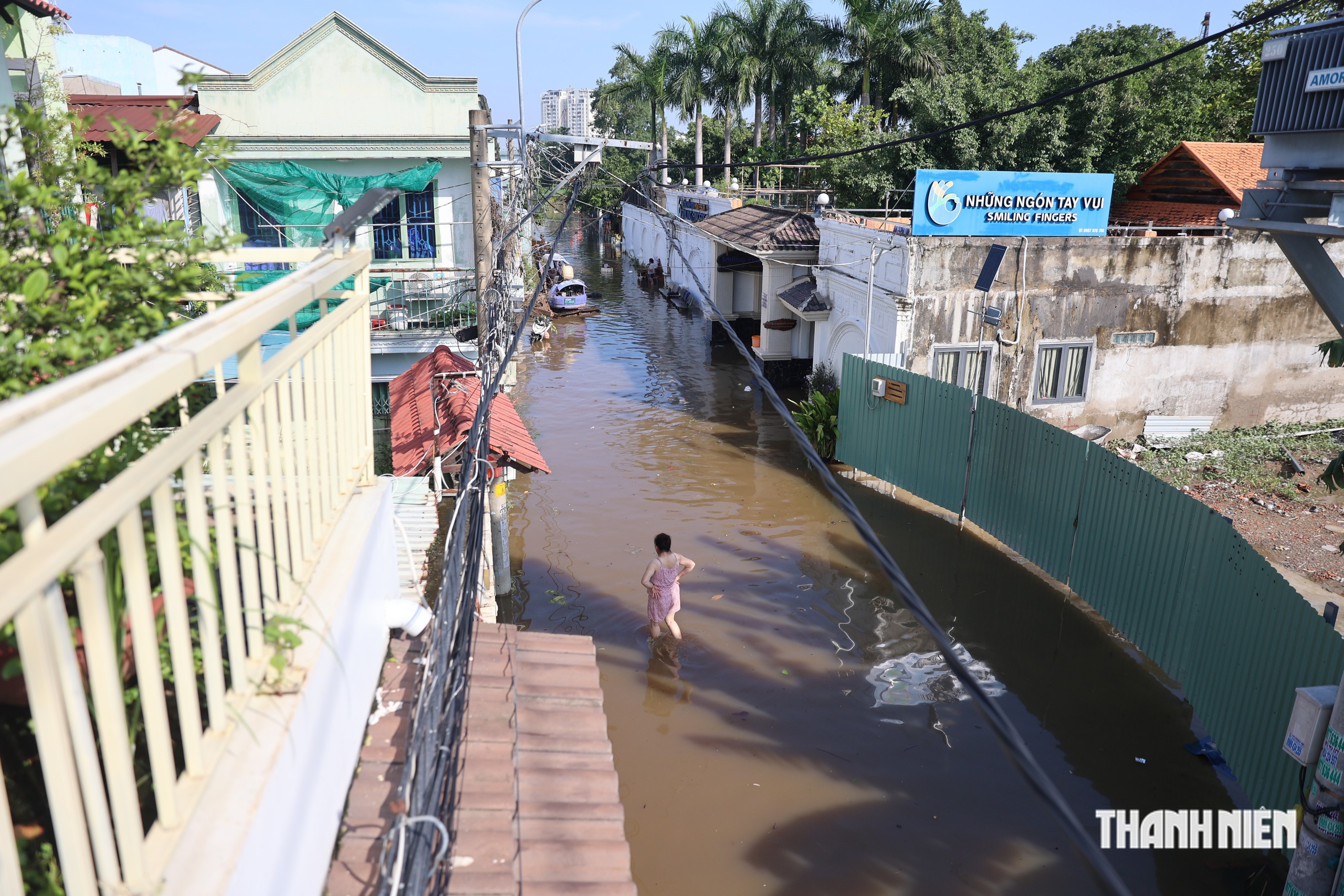 Đường và hẻm ở TP.HCM ngập từ tối đến sáng, nước vẫn ngập nửa mét - Ảnh 1.