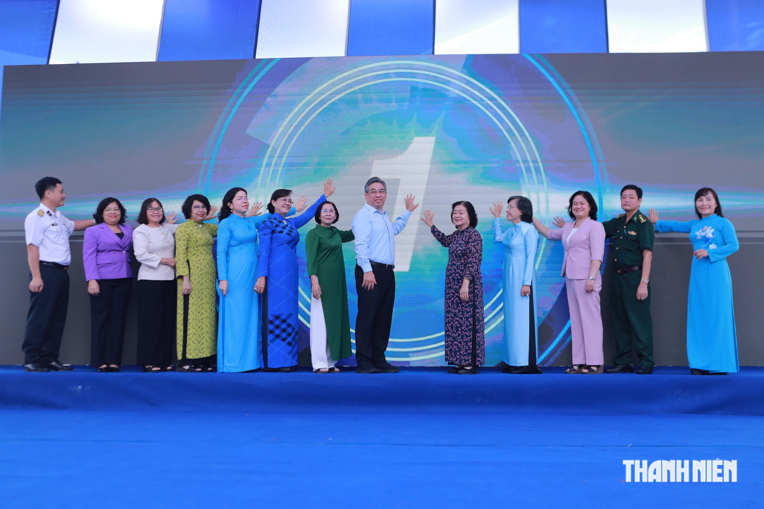 Nguyên Phó chủ tịch nước Trương Mỹ Hoa dự lễ phát động phong trào phụ nữ TP.HCM - Ảnh 2.