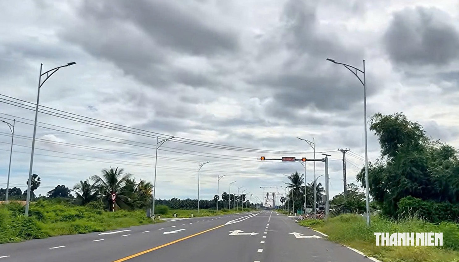 Mưa gió, côn trùng làm ảnh hưởng việc thi công cầu Đại Ngãi - Ảnh 5.