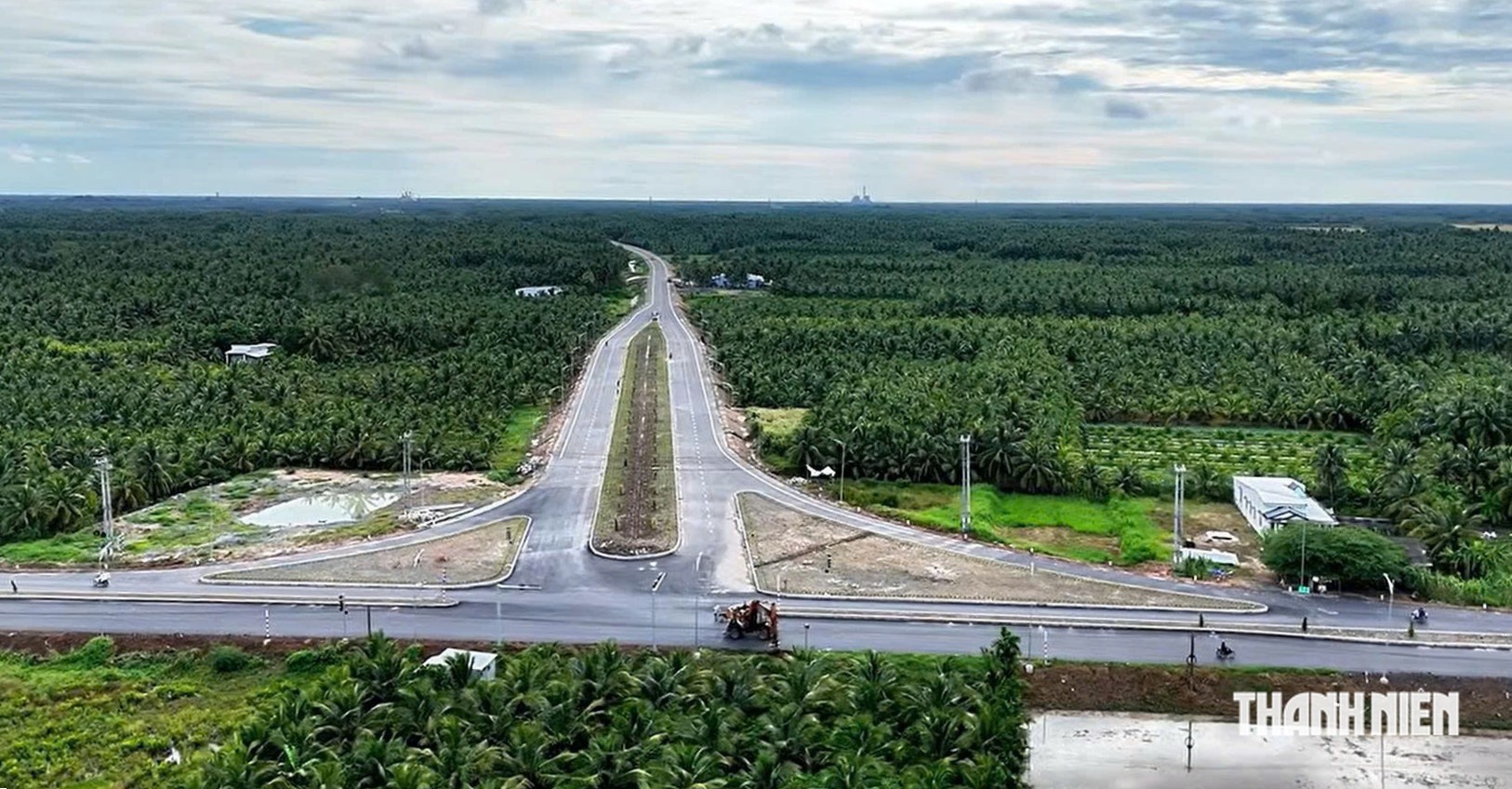 Mưa gió, côn trùng làm ảnh hưởng việc thi công cầu Đại Ngãi - Ảnh 4.