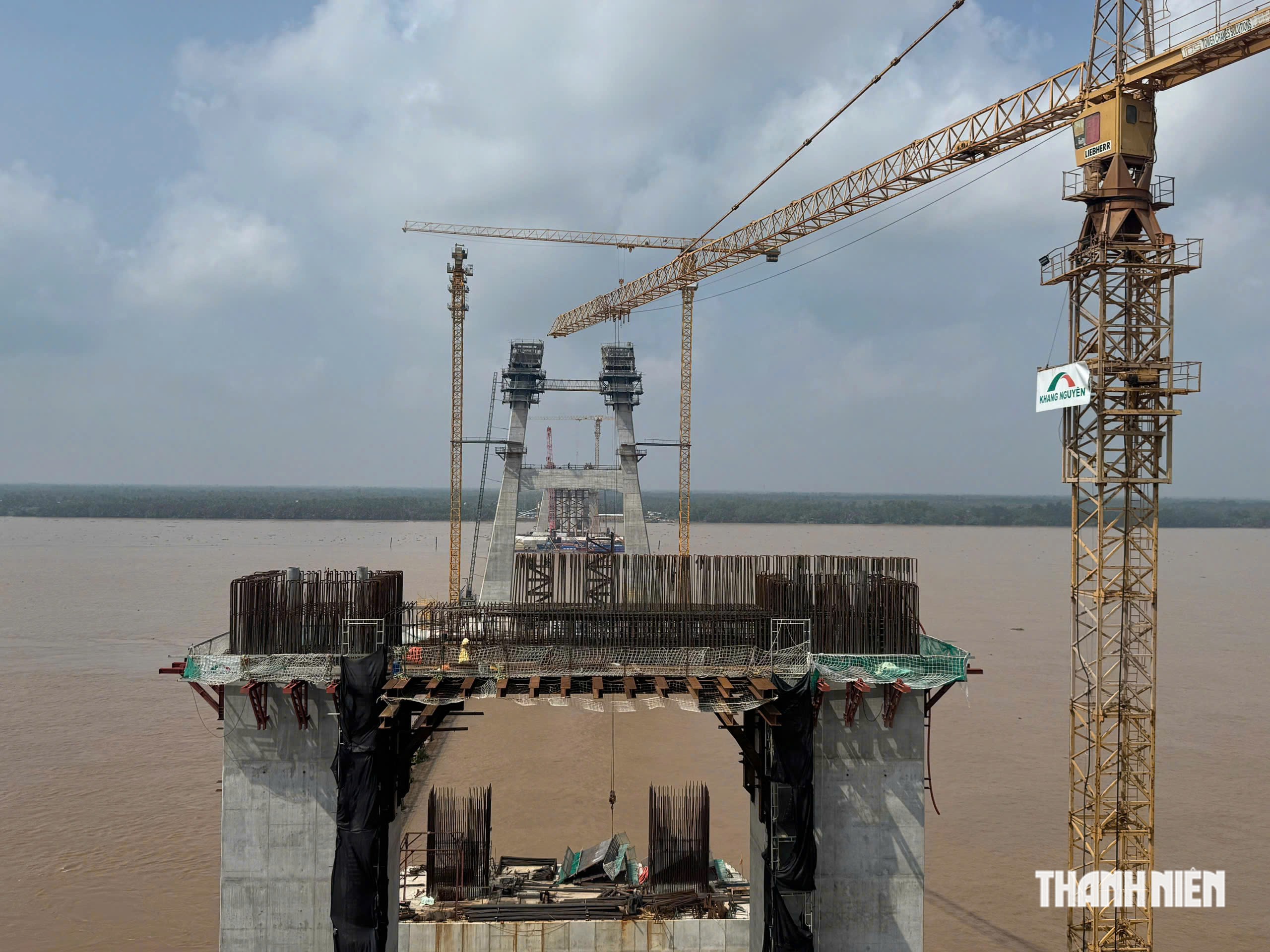 Mưa gió, côn trùng làm ảnh hưởng việc thi công cầu Đại Ngãi - Ảnh 9.