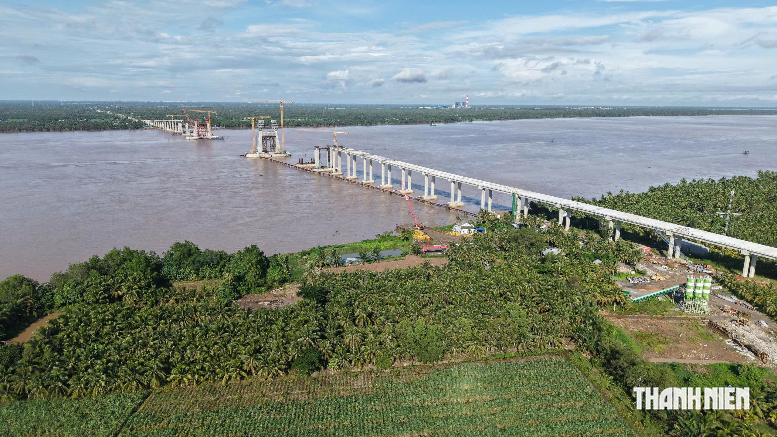 Mưa gió, côn trùng làm ảnh hưởng việc thi công cầu Đại Ngãi - Ảnh 1.