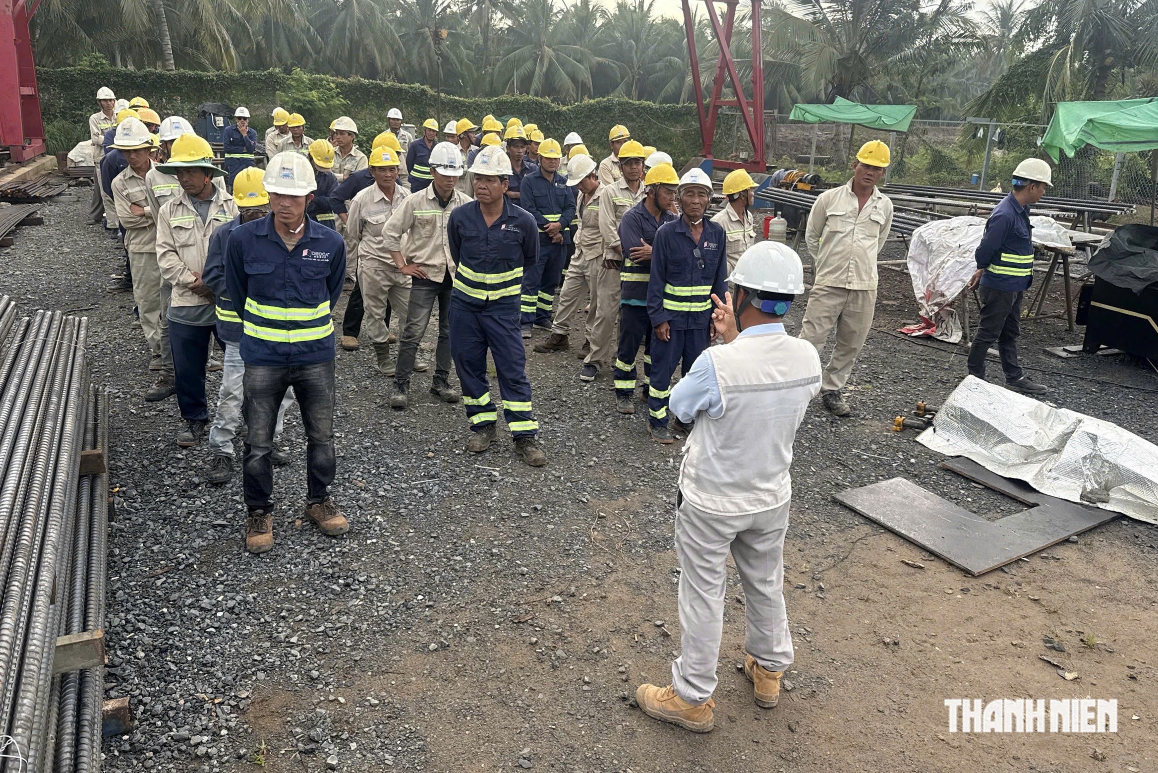 Mưa gió, côn trùng làm ảnh hưởng việc thi công cầu Đại Ngãi - Ảnh 2.