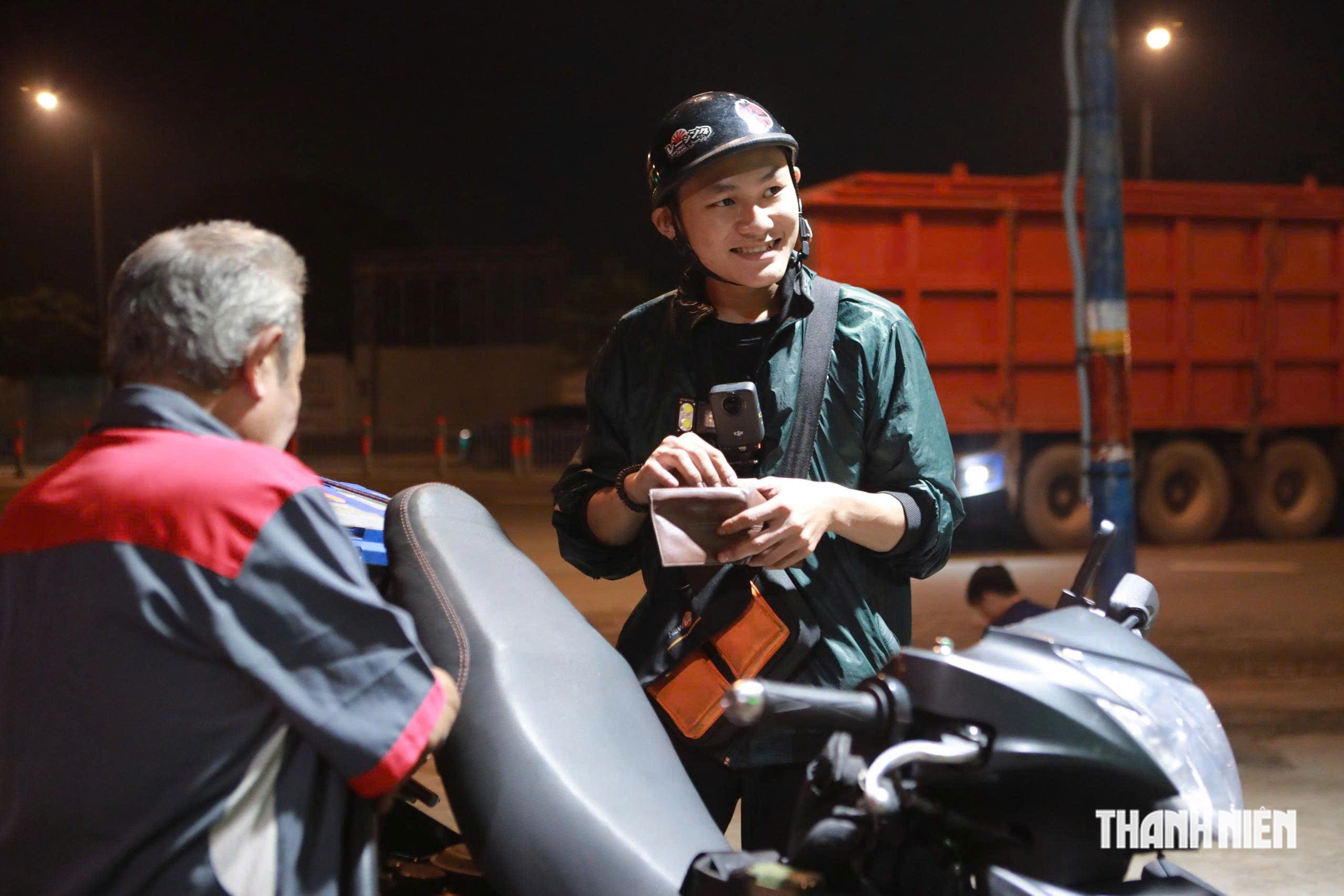 Ch&agrave;ng trai ở TP.HCM rong ruổi xuy&ecirc;n đ&ecirc;m cứu hộ xe m&aacute;y miễn ph&iacute; - Ảnh 5.