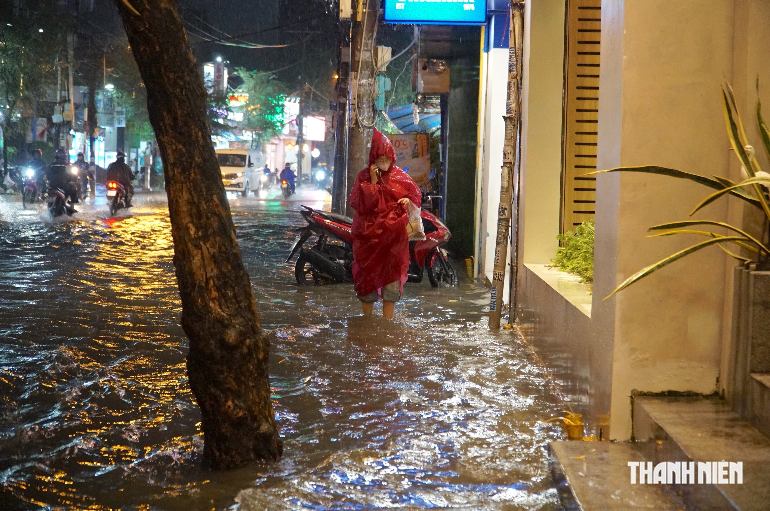 Mưa lớn ở TP.HCM: Đường Nguyễn Văn Khối ngập như sông, hơn 2 tiếng nước chưa rút- Ảnh 10.