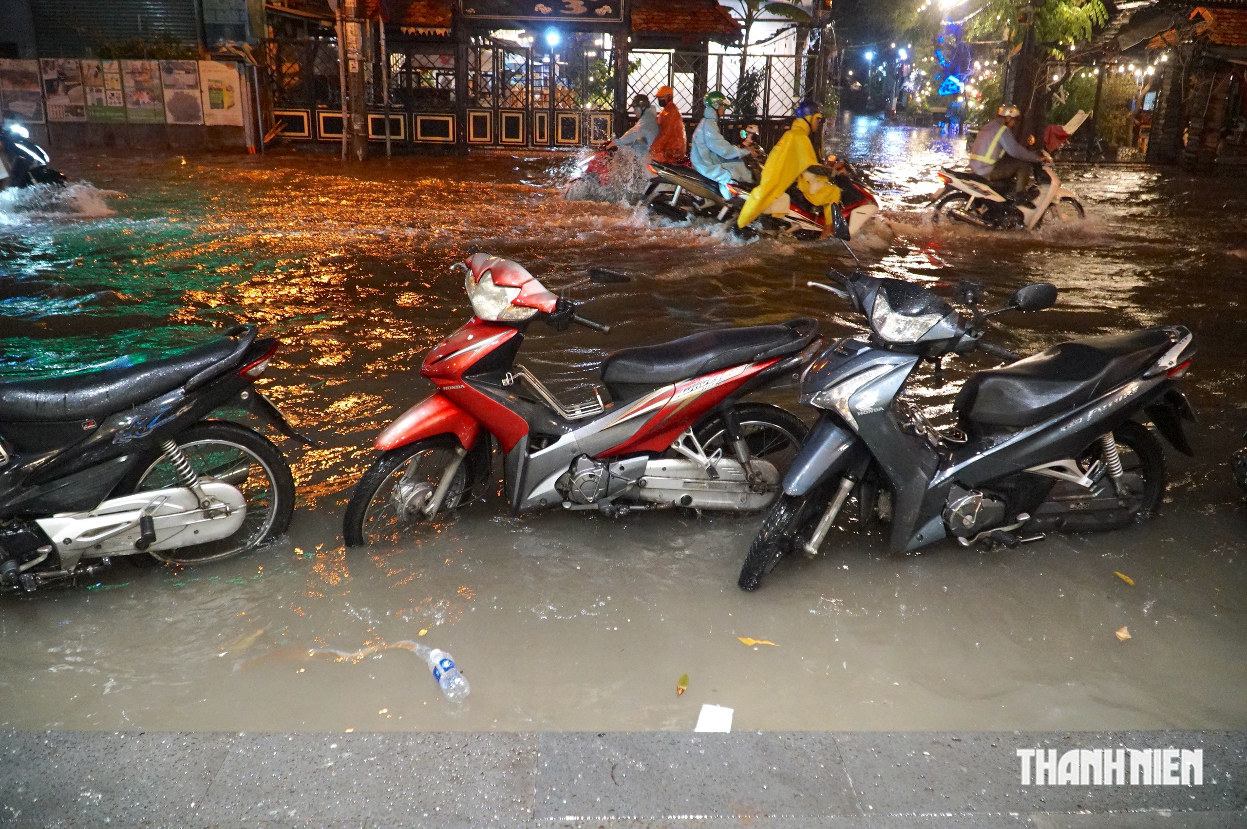 Mưa lớn ở TP.HCM: Đường Nguyễn Văn Khối ngập như sông, hơn 2 tiếng nước chưa rút- Ảnh 8.