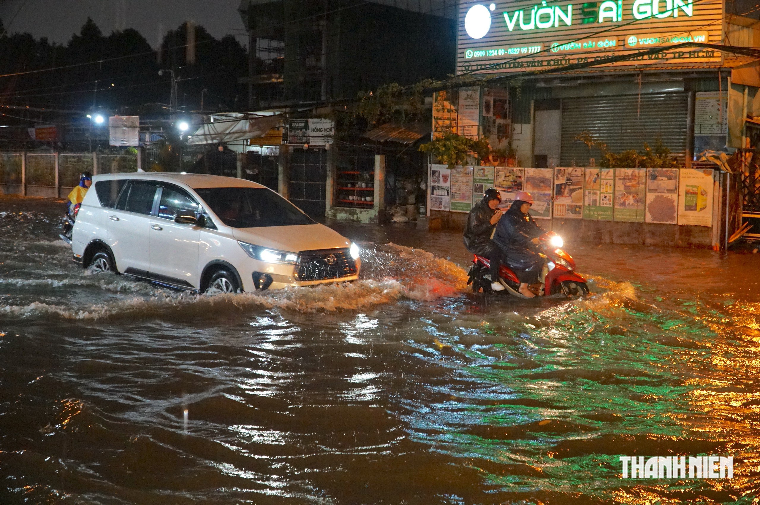 Mưa lớn ở TP.HCM: Đường Nguyễn Văn Khối ngập như sông, hơn 2 tiếng nước chưa rút- Ảnh 2.