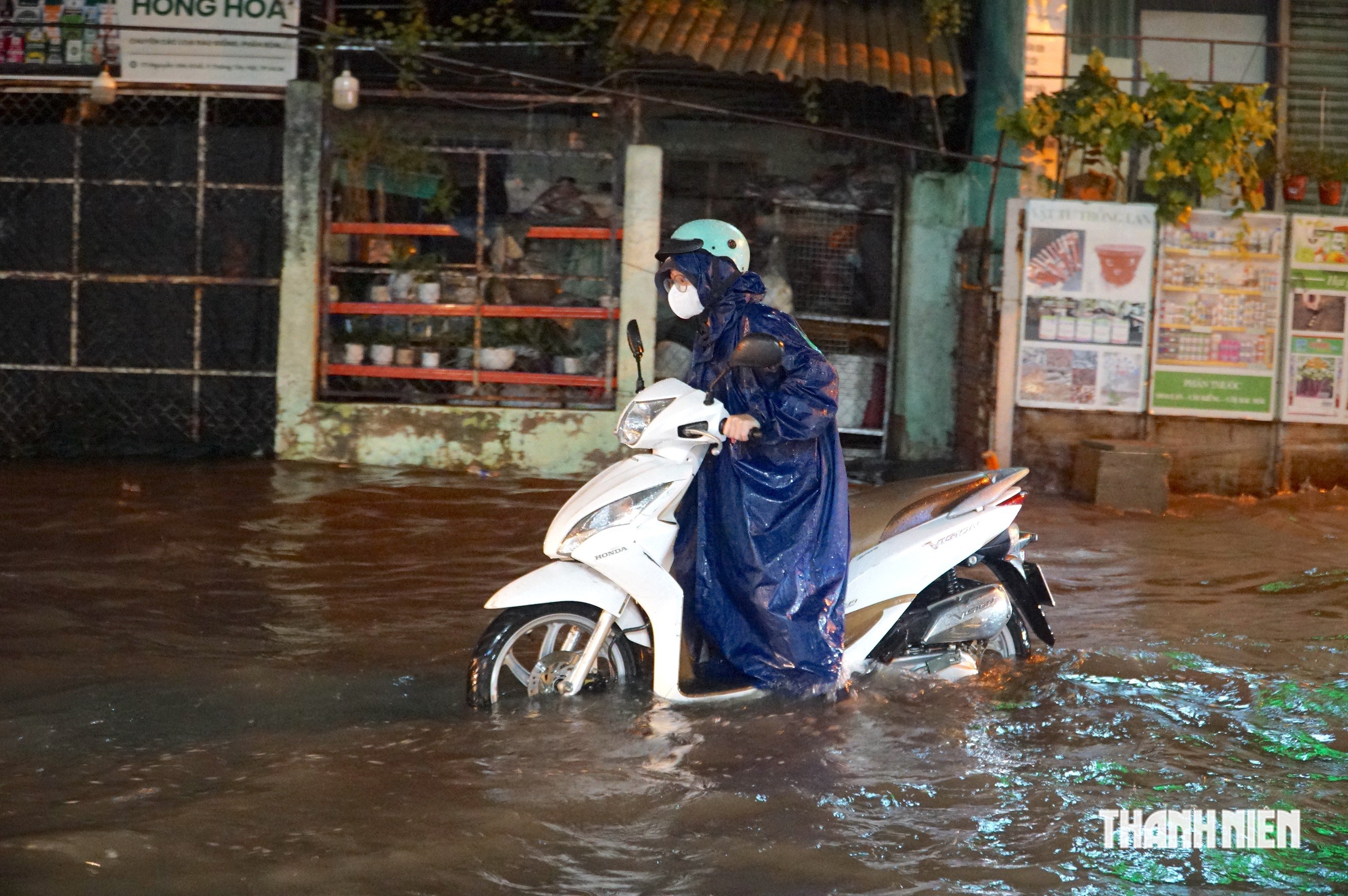 Mưa lớn ở TP.HCM: Đường Nguyễn Văn Khối ngập như sông, hơn 2 tiếng nước chưa rút- Ảnh 6.