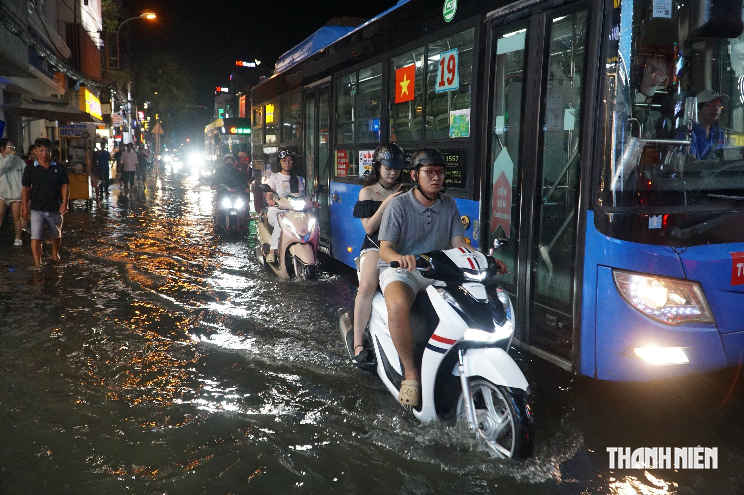 Ngập nước lúc 0 giờ: Người mắc kẹt không về nhà, người chờ dọn dẹp - Ảnh 1.