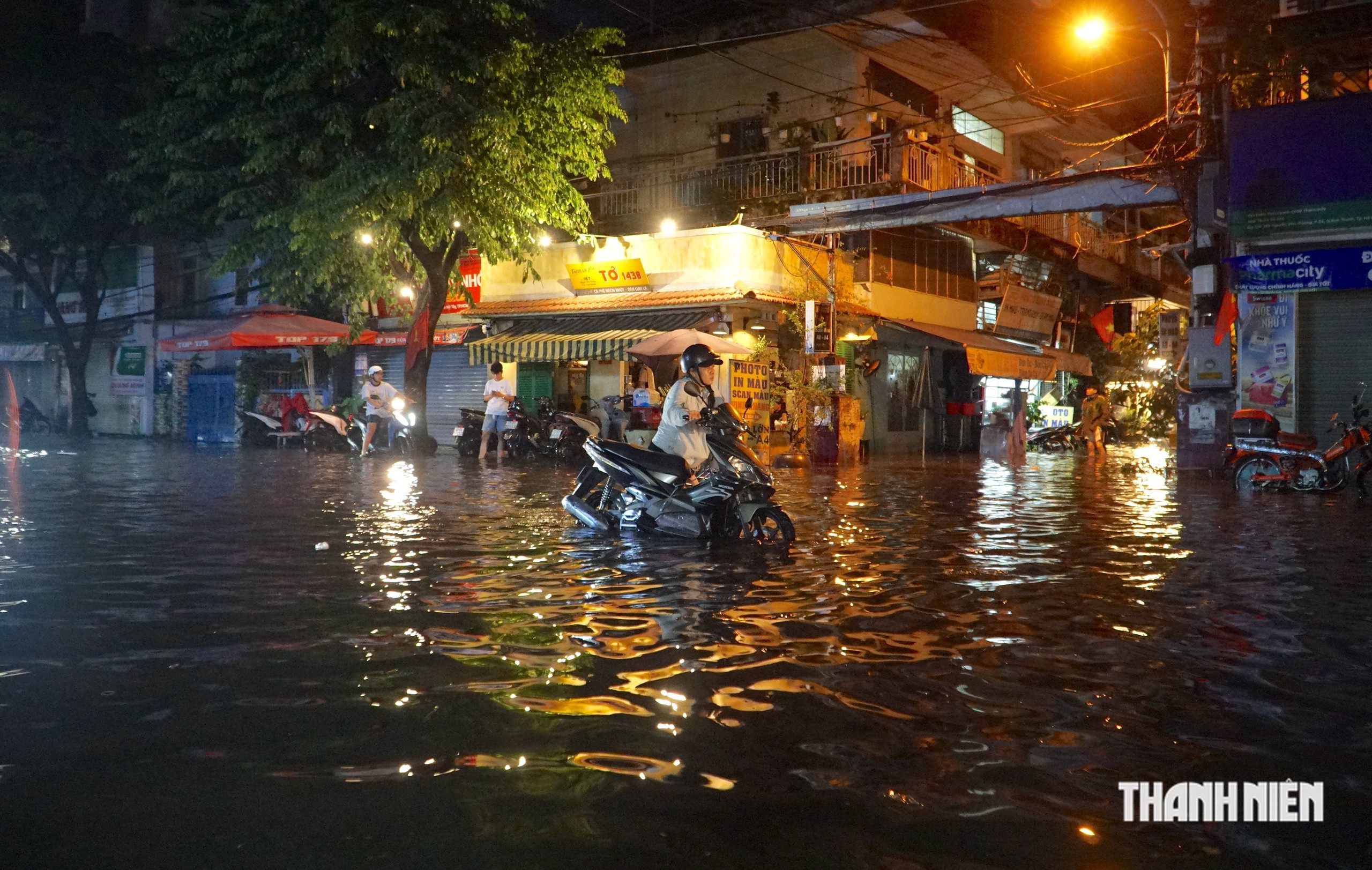 Ngập nước lúc 0 giờ: Người mắc kẹt không về nhà, người chờ dọn dẹp - Ảnh 4.