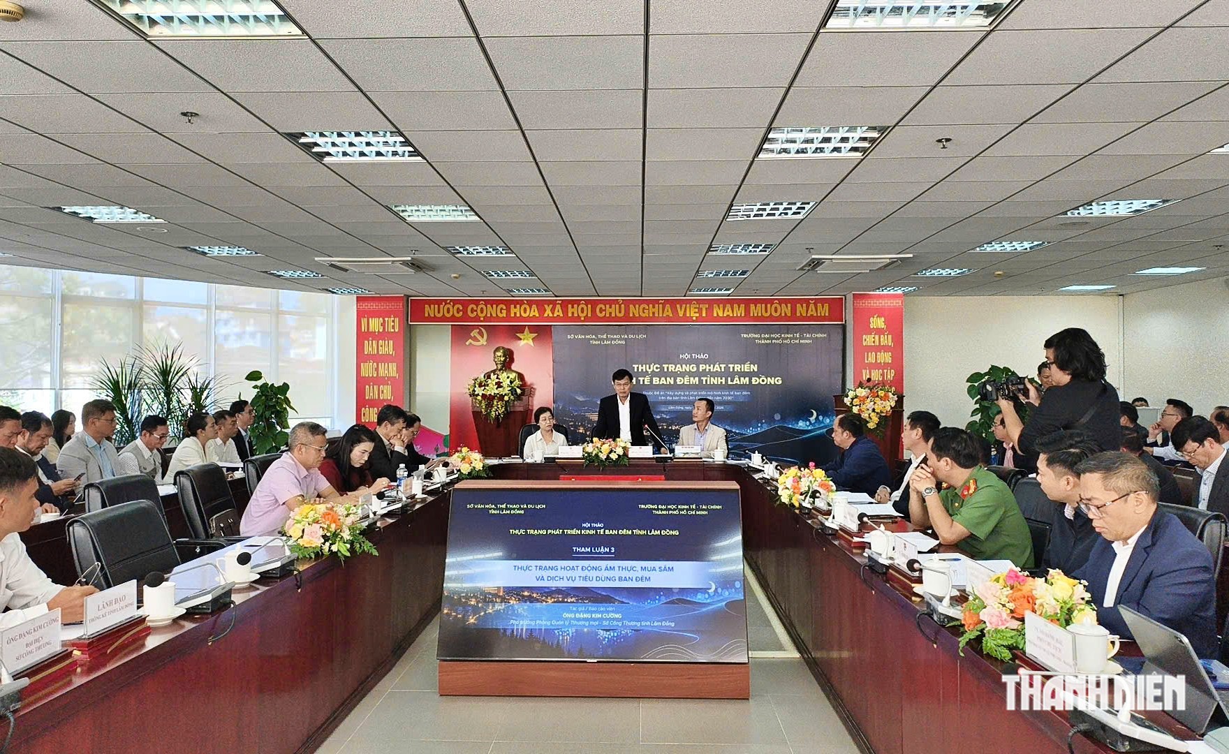 Kinh tế ban đêm không chỉ là hàng quán bán thêm thời gian- Ảnh 1.