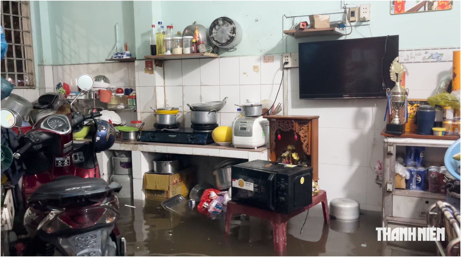 Mưa lớn ở TP.HCM: Nhà ngập, hẻm ngập, đường cũng thành sông - Ảnh 2.