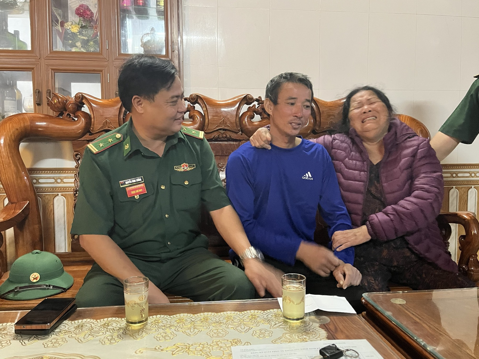 Kỳ tích thuyền trưởng mất tích 8 giờ trên biển, tự bơi vào bờ an toàn- Ảnh 1.