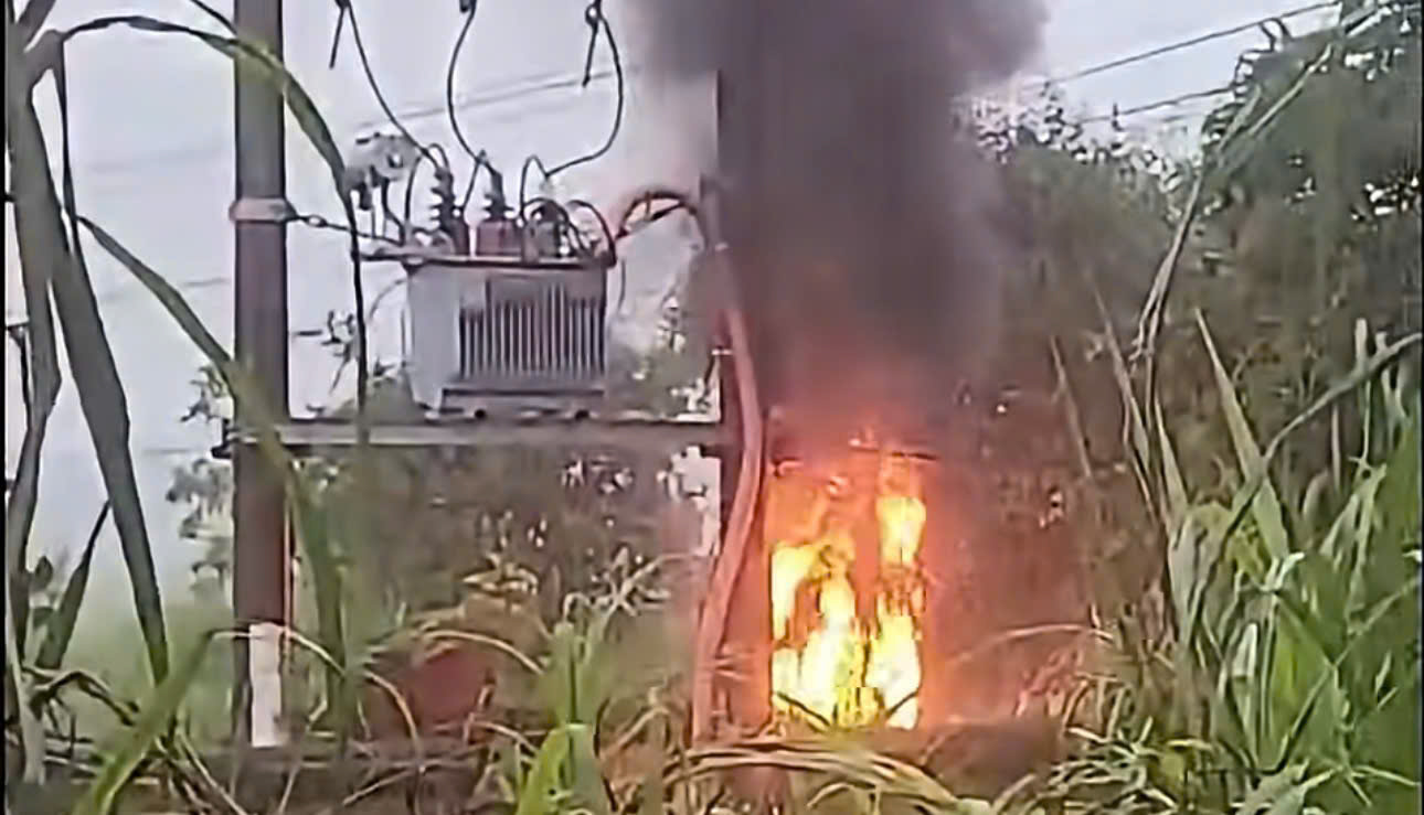 Sét đánh cháy trạm biến áp ở Quảng Ngãi, 221 hộ dân mất điện- Ảnh 1.