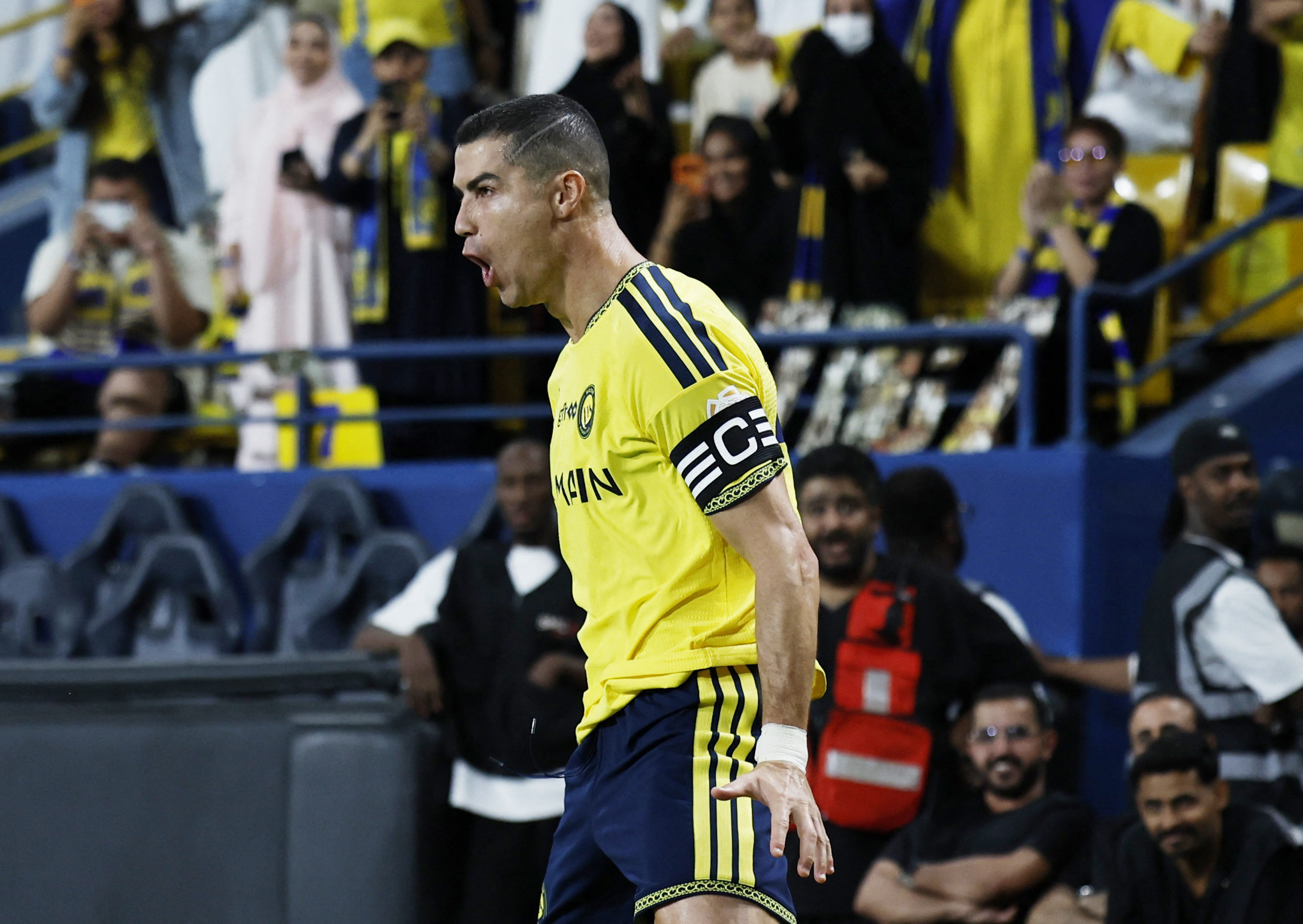 Ronaldo ghi bàn thứ 980, được CĐV Al Nassr tặng điều bất ngờ giữa tin đồn bị treo giò - Ảnh 1.