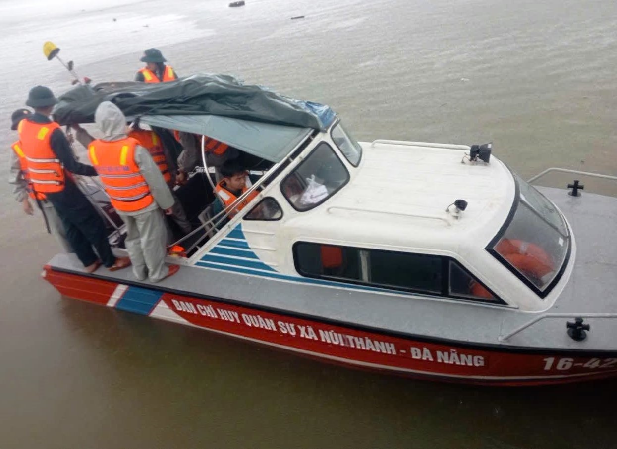 Xuyên đêm tìm người đàn ông mất tích sau khi bị sét đánh trên sông Trường Giang- Ảnh 1.