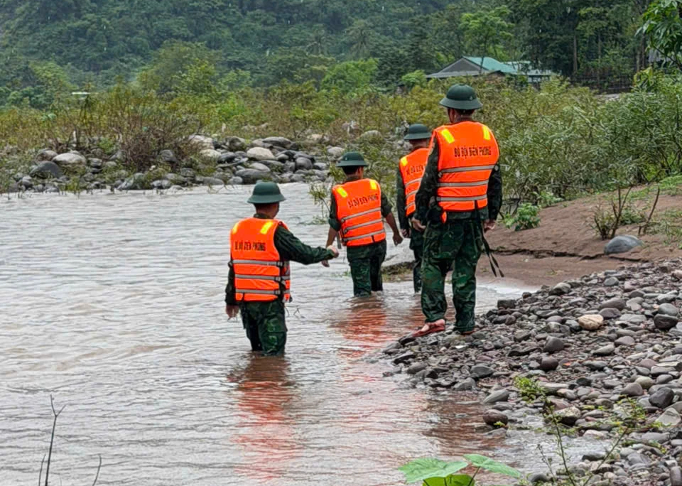Mưa lớn ở Quảng Trị: 1 người mất tích, nhiều tuyến đường bị chia cắt- Ảnh 1.