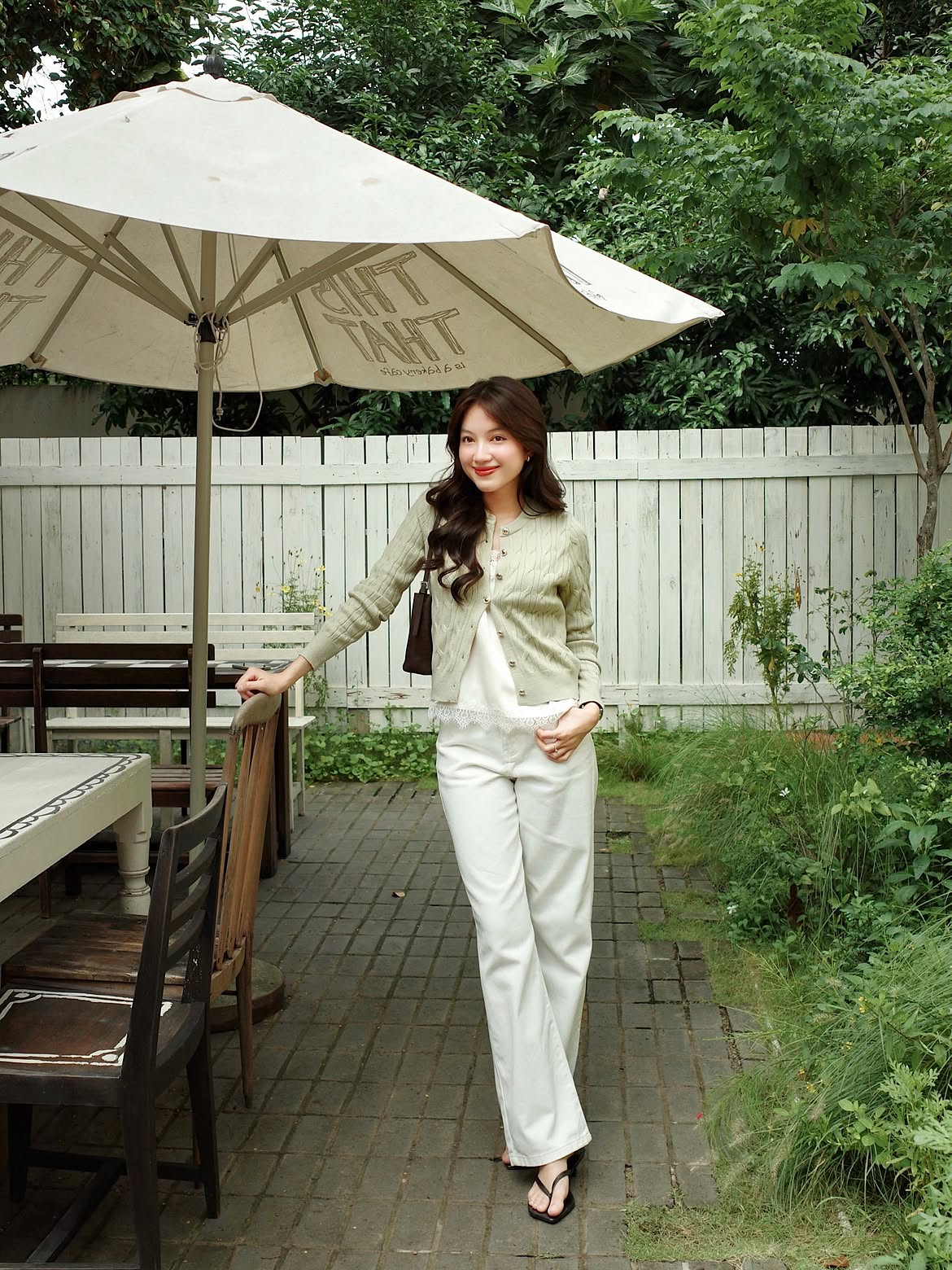 Cardigan vẫn được yêu thích giữa vòng xoay của các xu hướng mới Cardigan vẫn được yêu thích giữa vòng xoay của các xu hướng mới- Ảnh 1.
