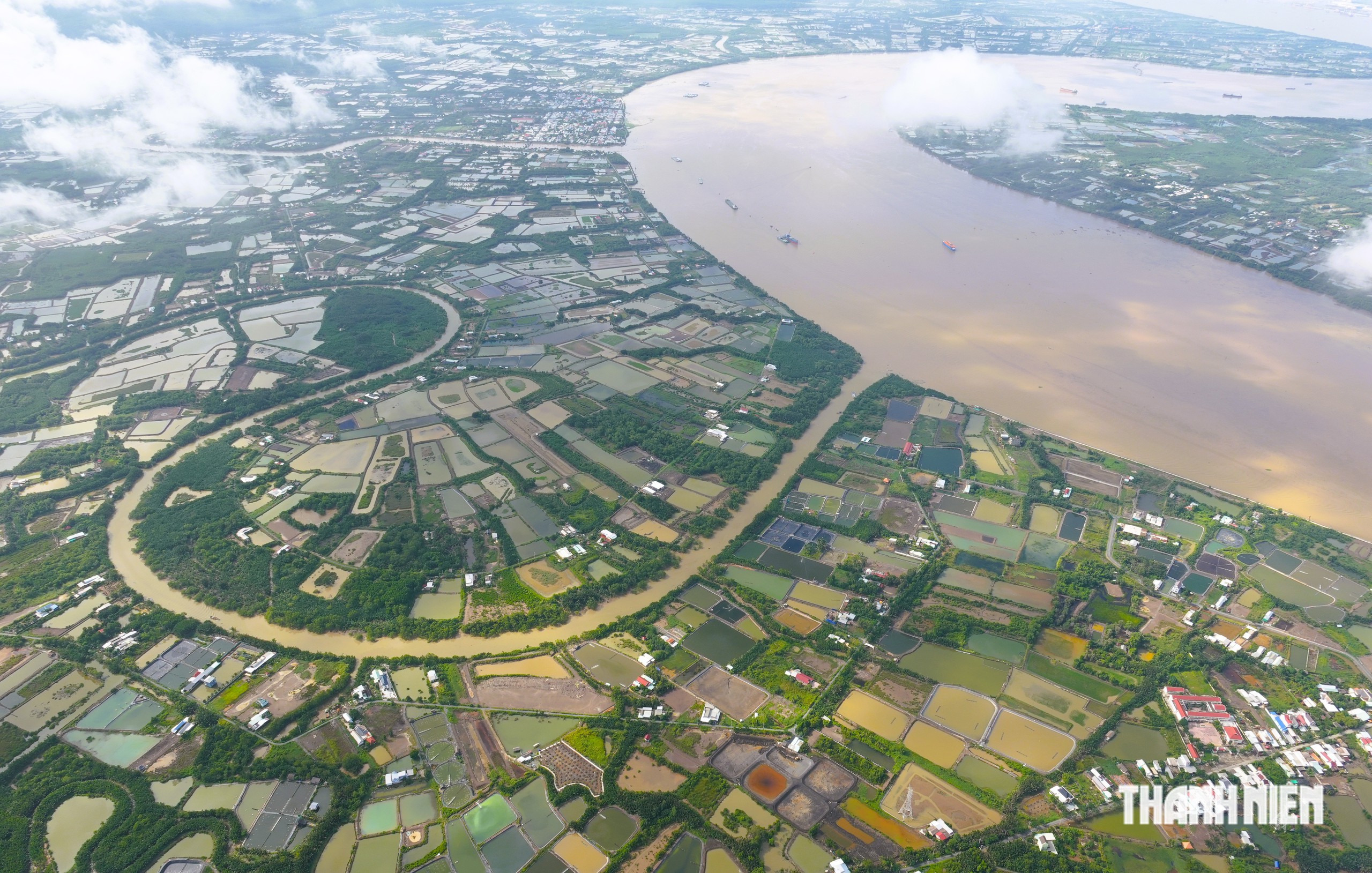 TP. Hồ Ch&iacute; Minh, nh&igrave;n từ trực thăng qu&acirc;n sự - Ảnh 4.