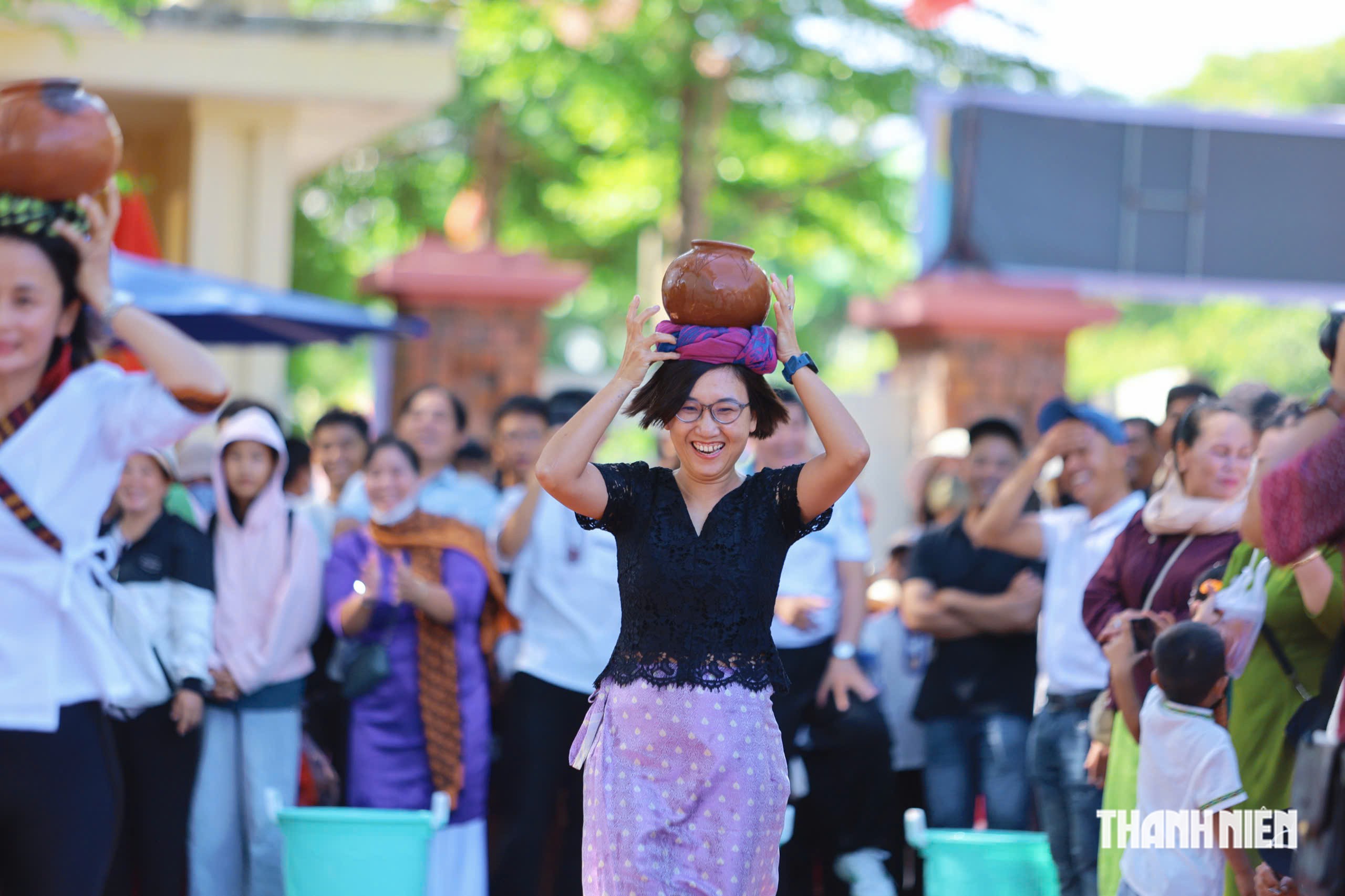 Đội lu nước trên đầu, du khách hào hứng thi tài tại lễ hội Katê- Ảnh 2.