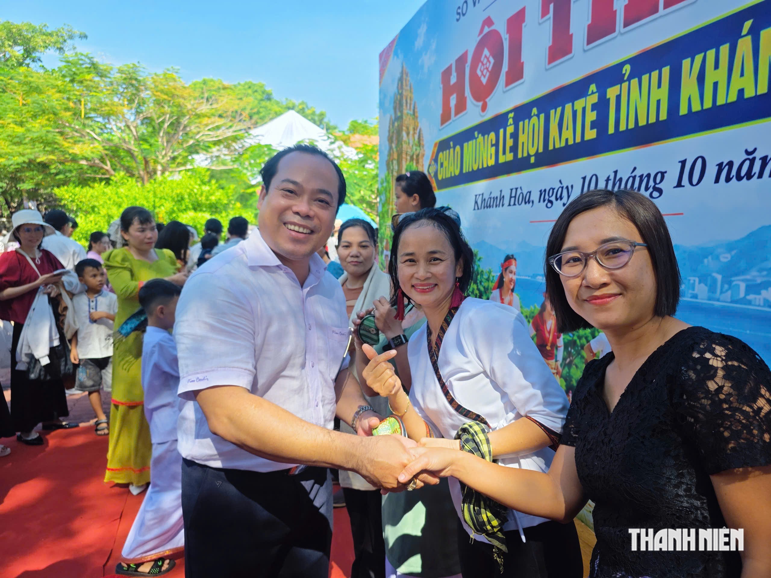 Đội lu nước trên đầu, du khách hào hứng thi tài tại lễ hội Katê- Ảnh 4.