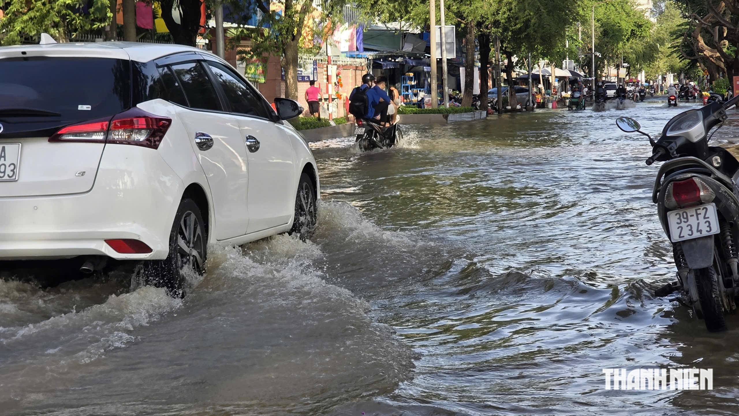 Triều cường vượt mức kỷ lục năm 2000, đường trước chợ Biên Hòa lênh láng nước- Ảnh 2.