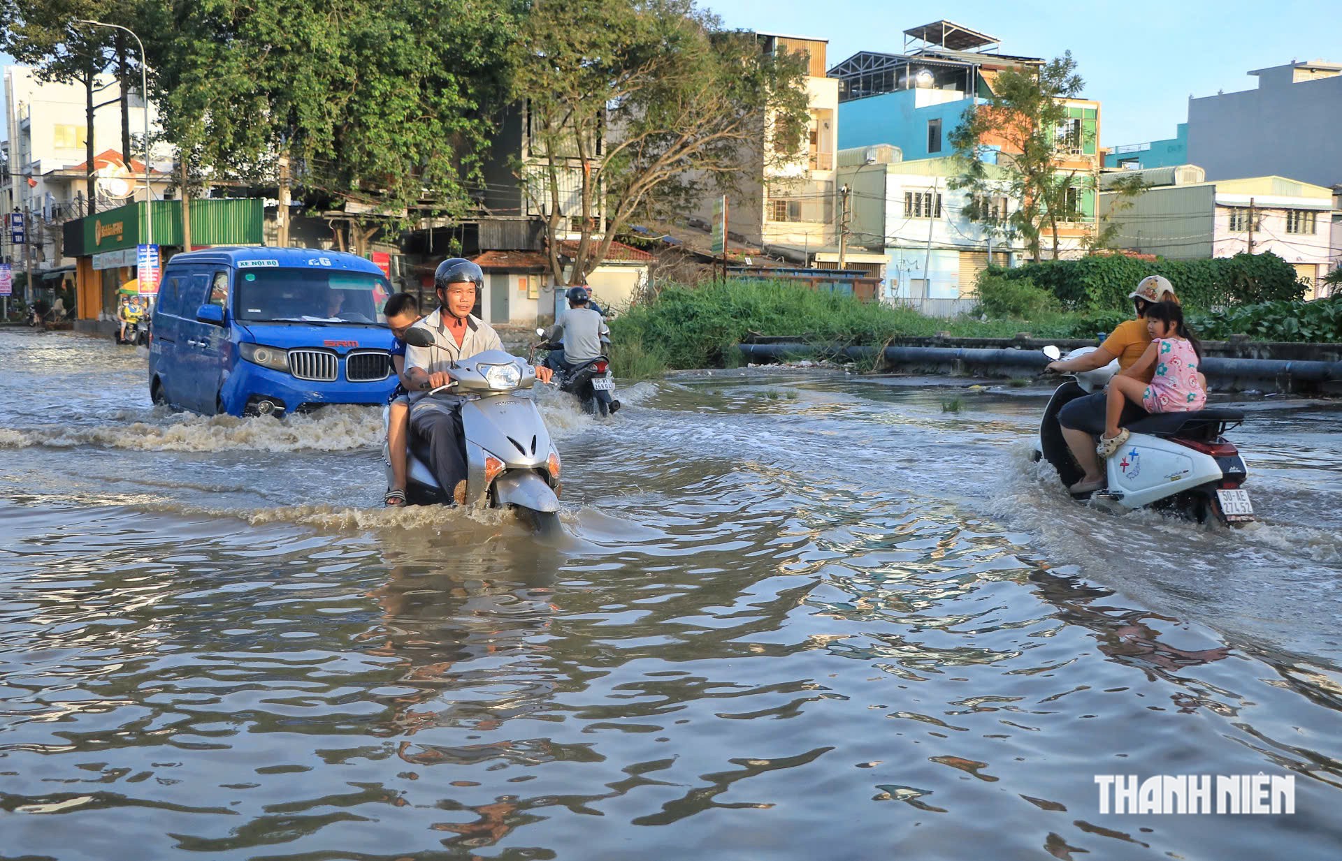 Khu nam TP.HCM ngập như s&ocirc;ng khi triều cường đạt đỉnh v&agrave;o chiều 10.10 - Ảnh 11.