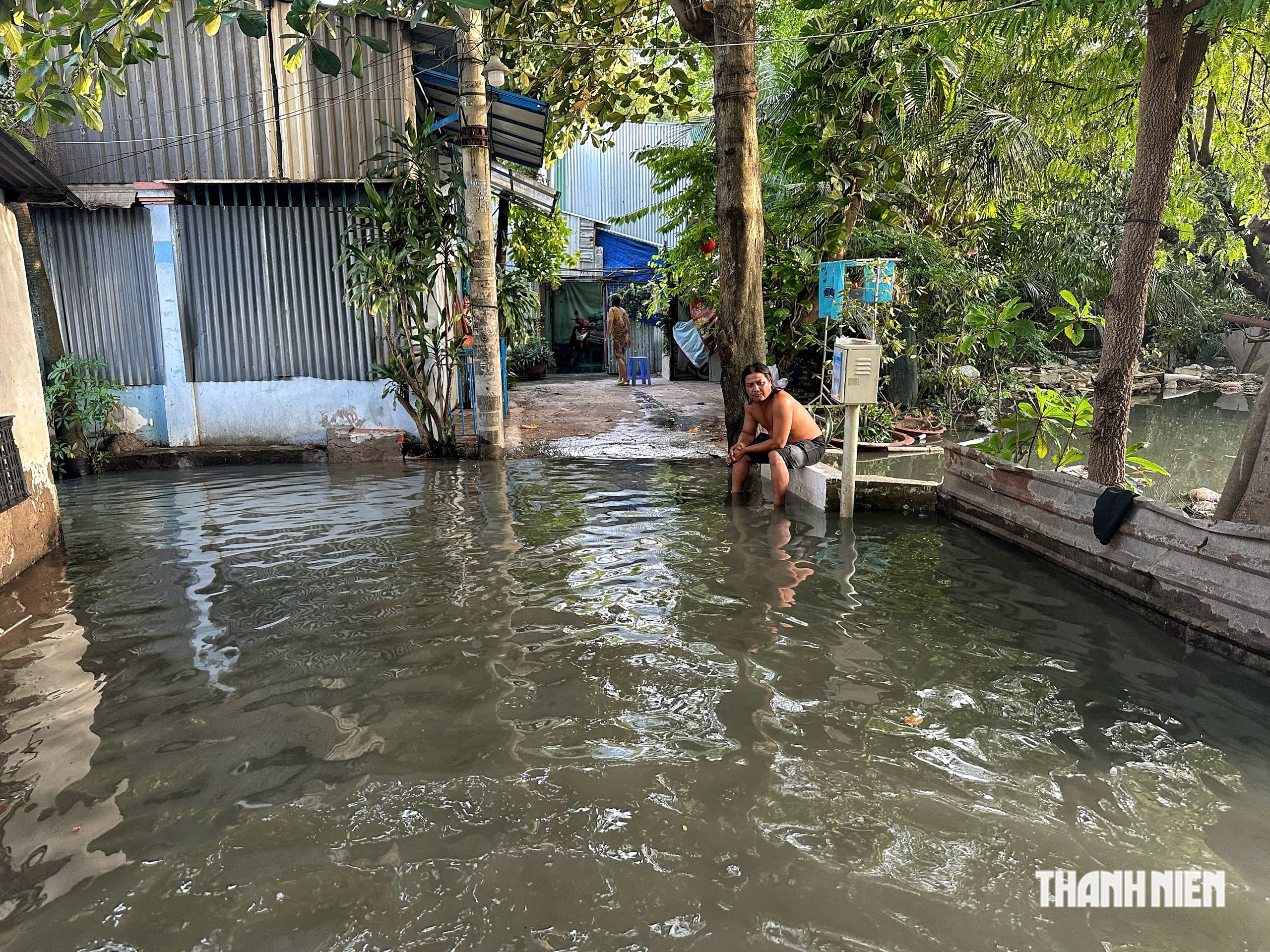 Khu nam TP.HCM ngập như s&ocirc;ng khi triều cường đạt đỉnh v&agrave;o chiều 10.10 - Ảnh 14.