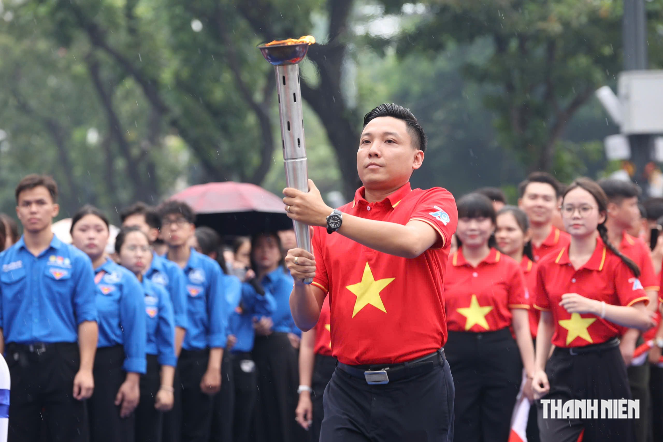Ngọn lửa thi&ecirc;ng 'T&ocirc;i y&ecirc;u Tổ quốc' đ&atilde; đến H&agrave; Nội- Ảnh 2.
