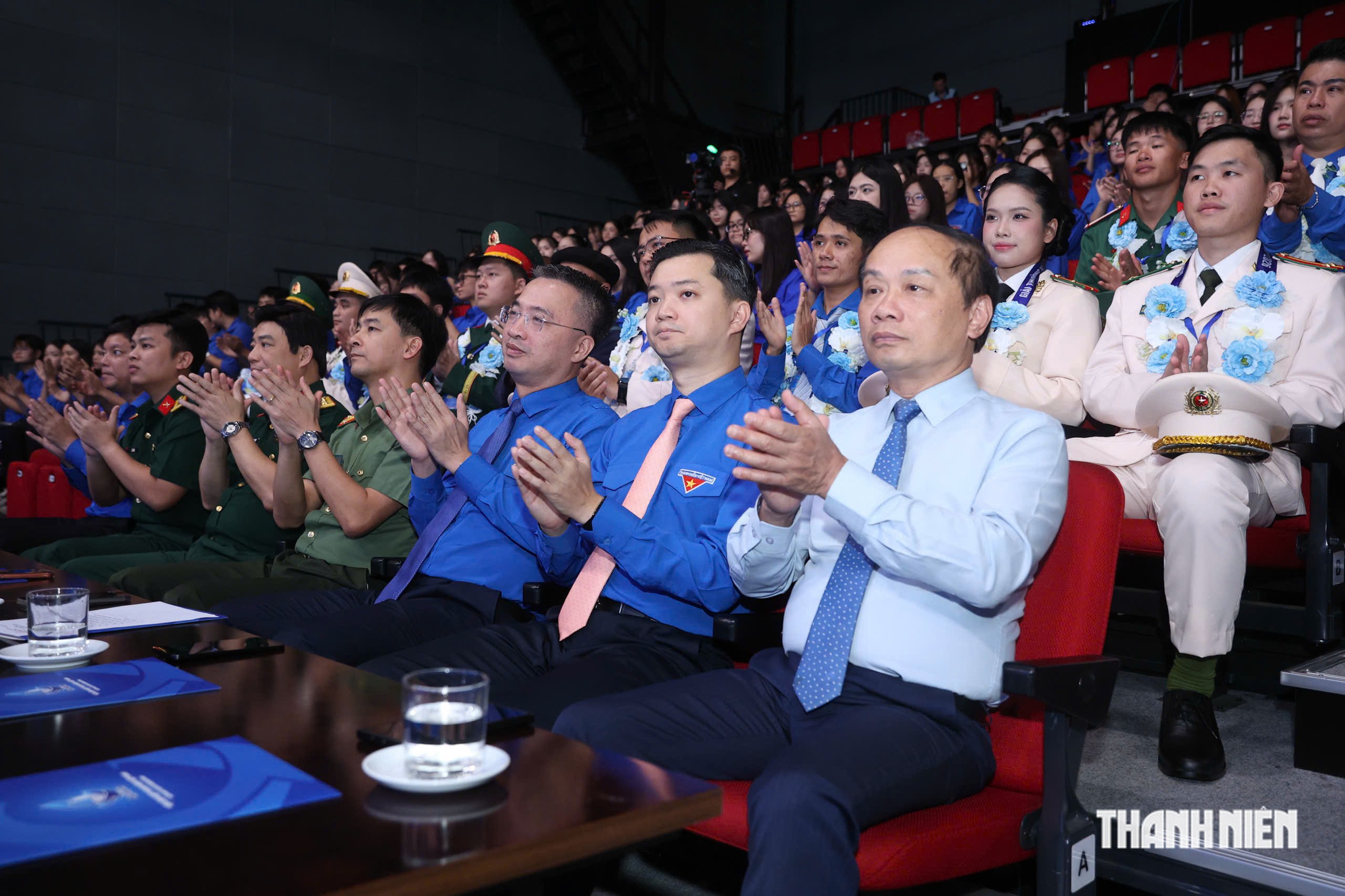 Nam diễn viên phim 'Trại buôn người' nghẹn ngào biết ơn vì được tôn vinh Thanh niên sống đẹp - Ảnh 1.