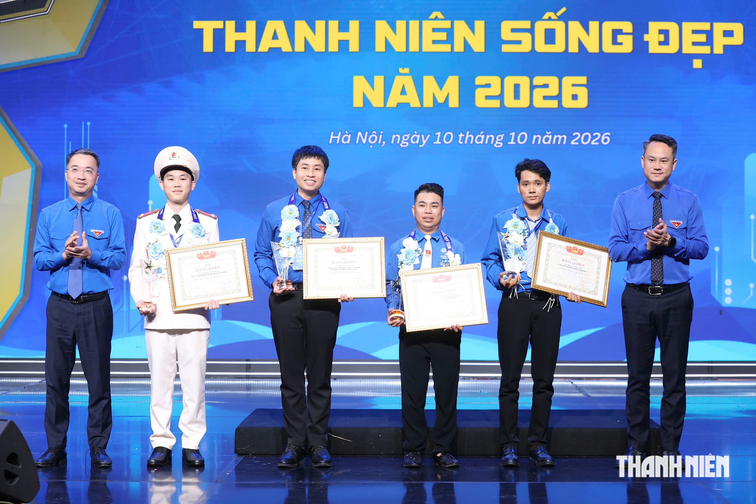 Nam diễn viên phim 'Trại buôn người' nghẹn ngào biết ơn vì được tôn vinh Thanh niên sống đẹp - Ảnh 6.