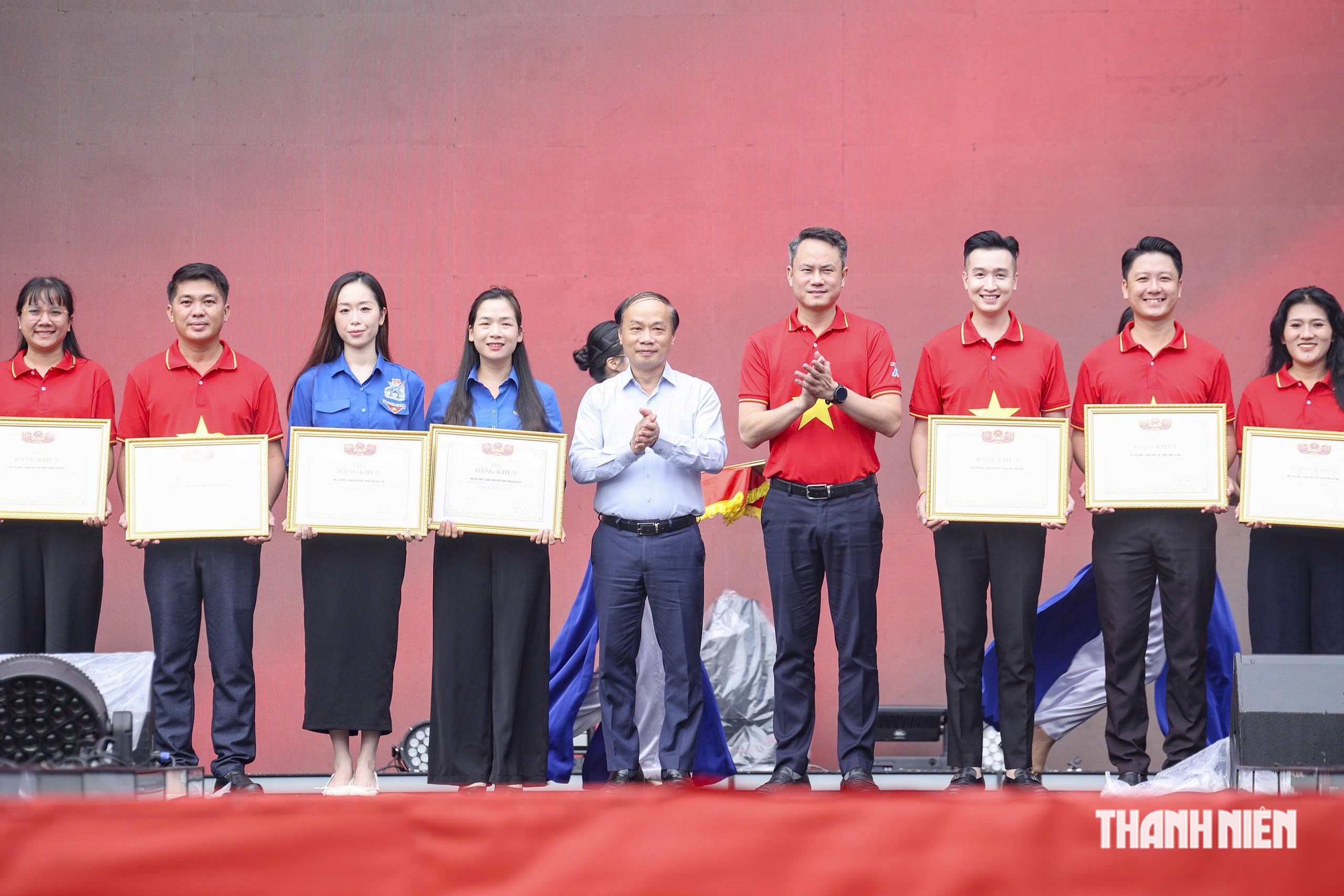 Ngọn lửa thi&ecirc;ng 'T&ocirc;i y&ecirc;u Tổ quốc' đ&atilde; đến H&agrave; Nội- Ảnh 7.