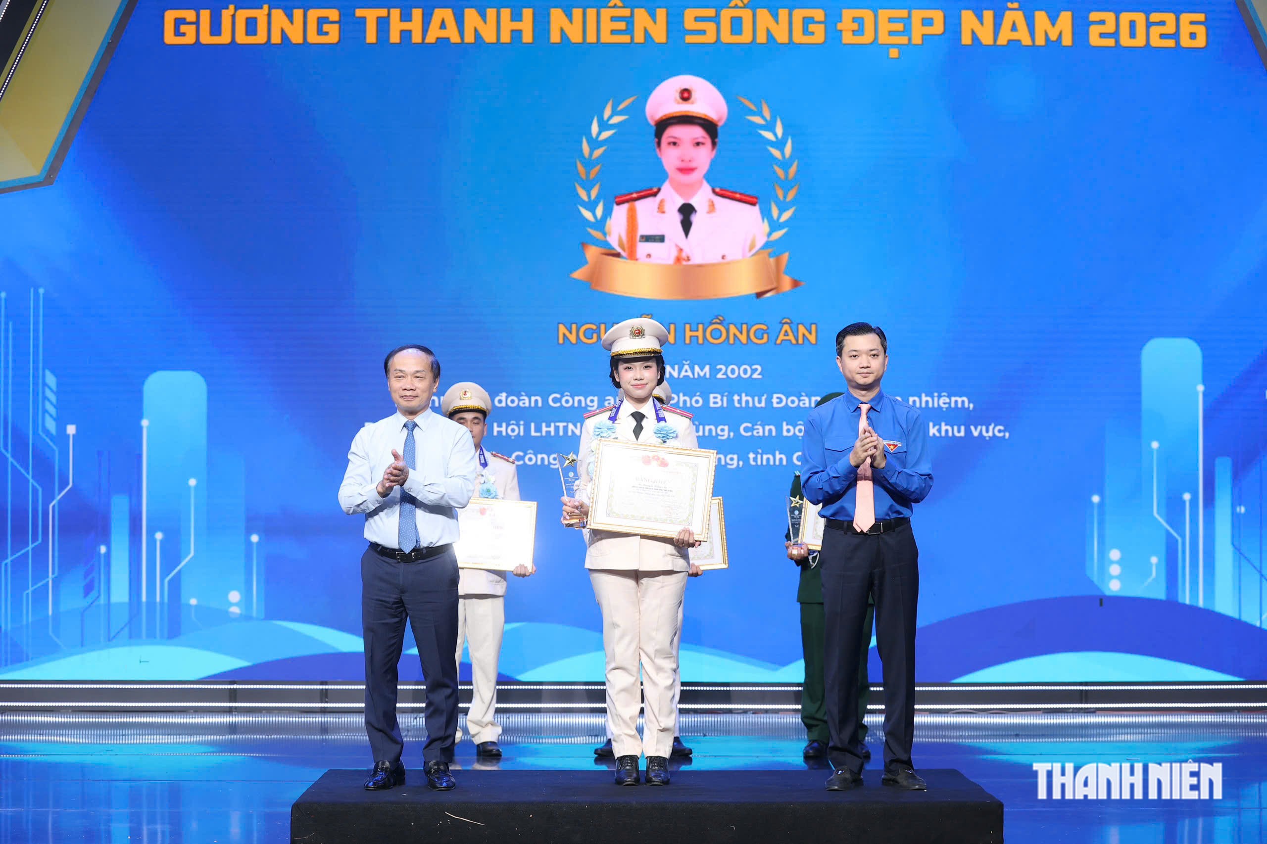 Nam diễn viên phim 'Trại buôn người' nghẹn ngào biết ơn vì được tôn vinh Thanh niên sống đẹp - Ảnh 2.