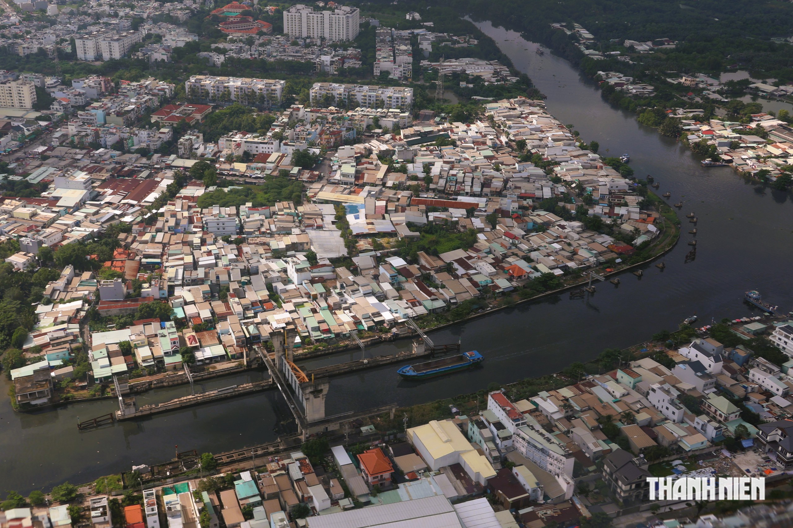 TP. Hồ Ch&iacute; Minh, nh&igrave;n từ trực thăng qu&acirc;n sự - Ảnh 11.