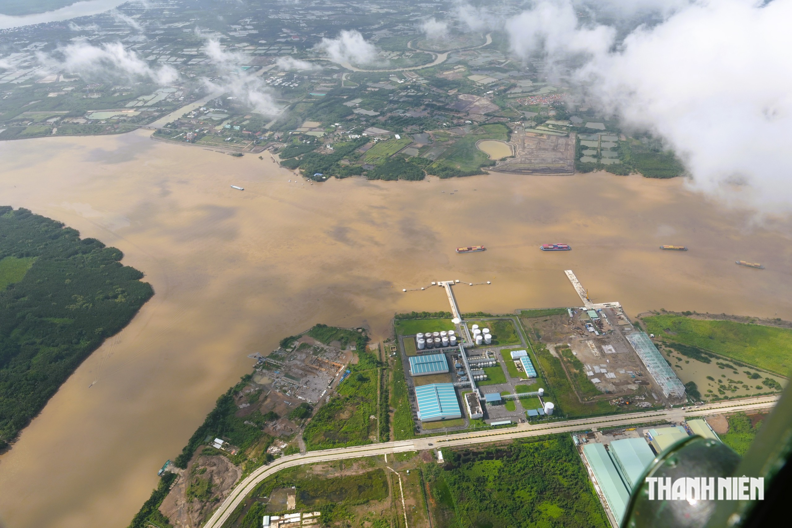 TP. Hồ Ch&iacute; Minh, nh&igrave;n từ trực thăng qu&acirc;n sự - Ảnh 8.