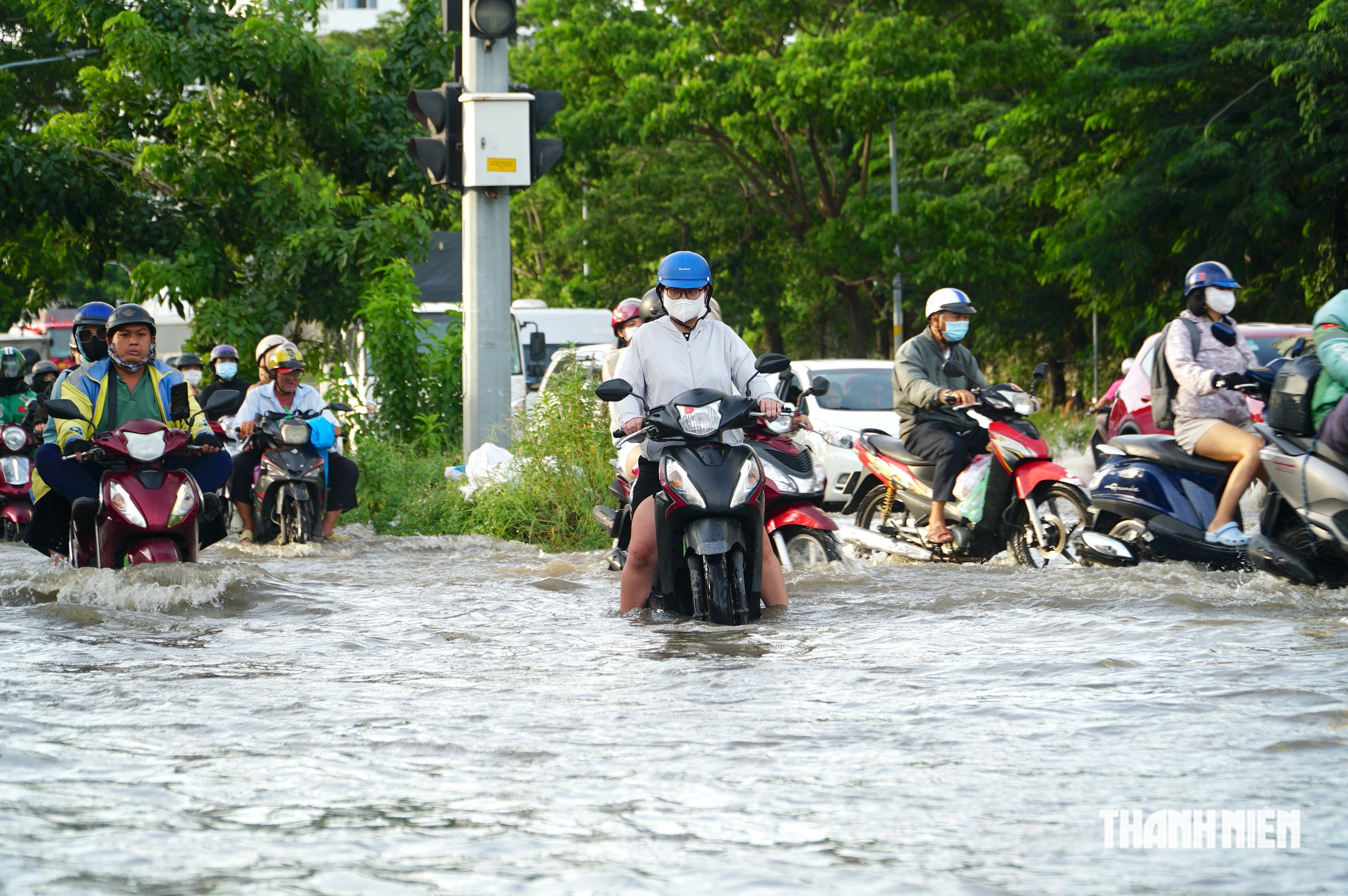 Khu nam TP.HCM ngập như s&ocirc;ng khi triều cường đạt đỉnh v&agrave;o chiều 10.10 - Ảnh 8.