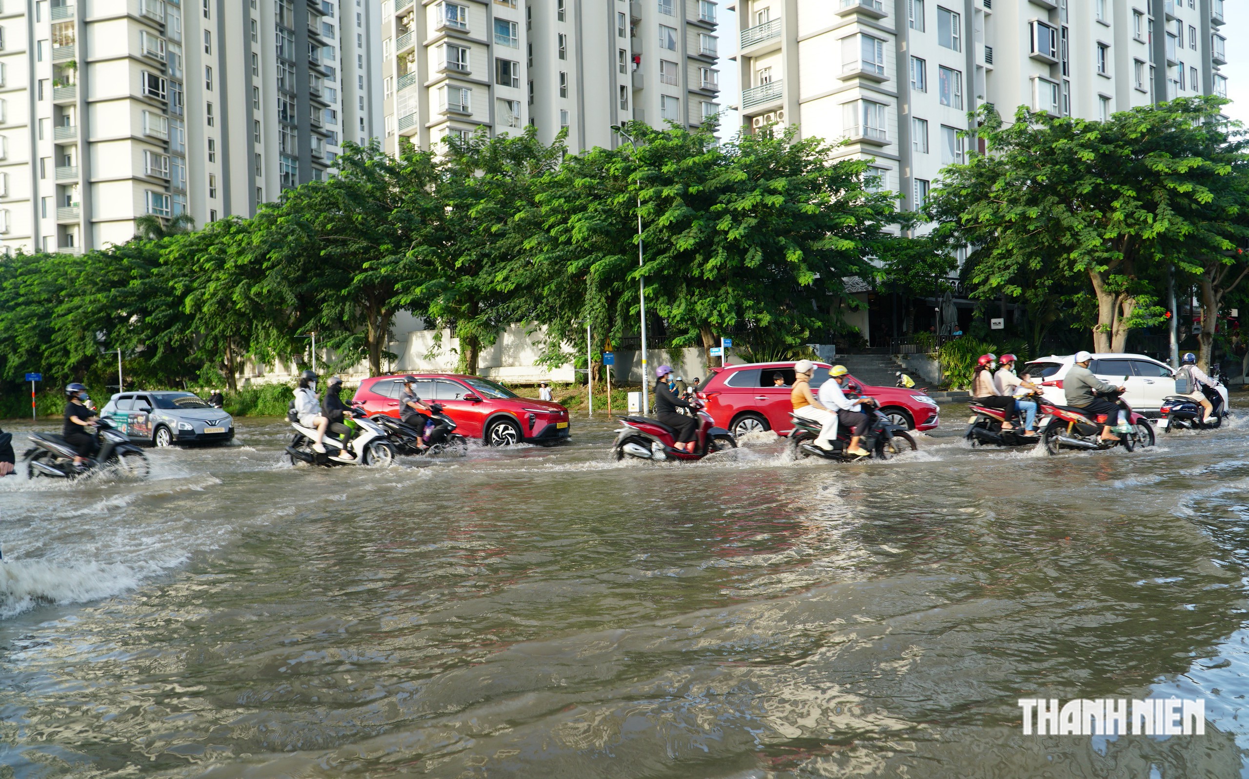 Khu nam TP.HCM ngập như s&ocirc;ng khi triều cường đạt đỉnh v&agrave;o chiều 10.10 - Ảnh 9.