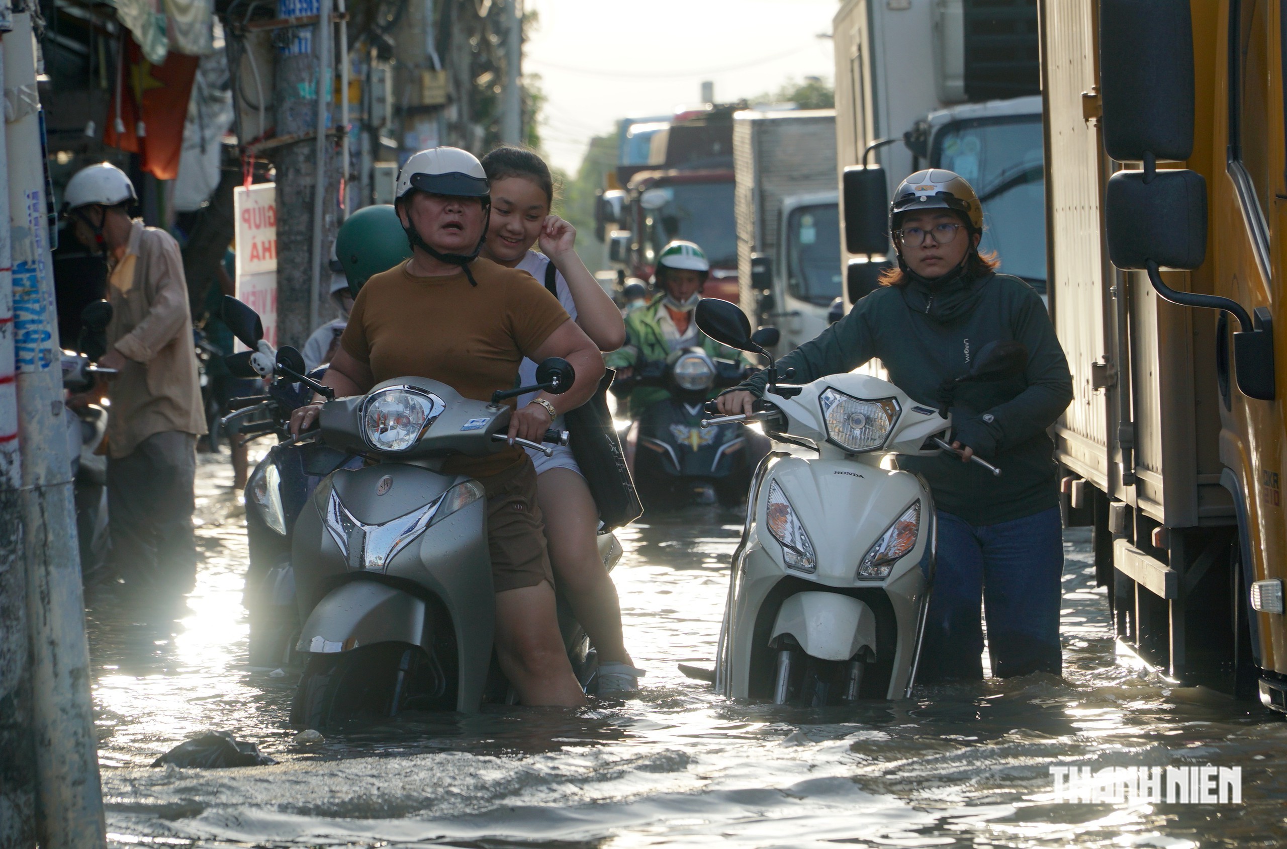 Khu nam TP.HCM ngập như s&ocirc;ng khi triều cường đạt đỉnh v&agrave;o chiều 10.10 - Ảnh 5.