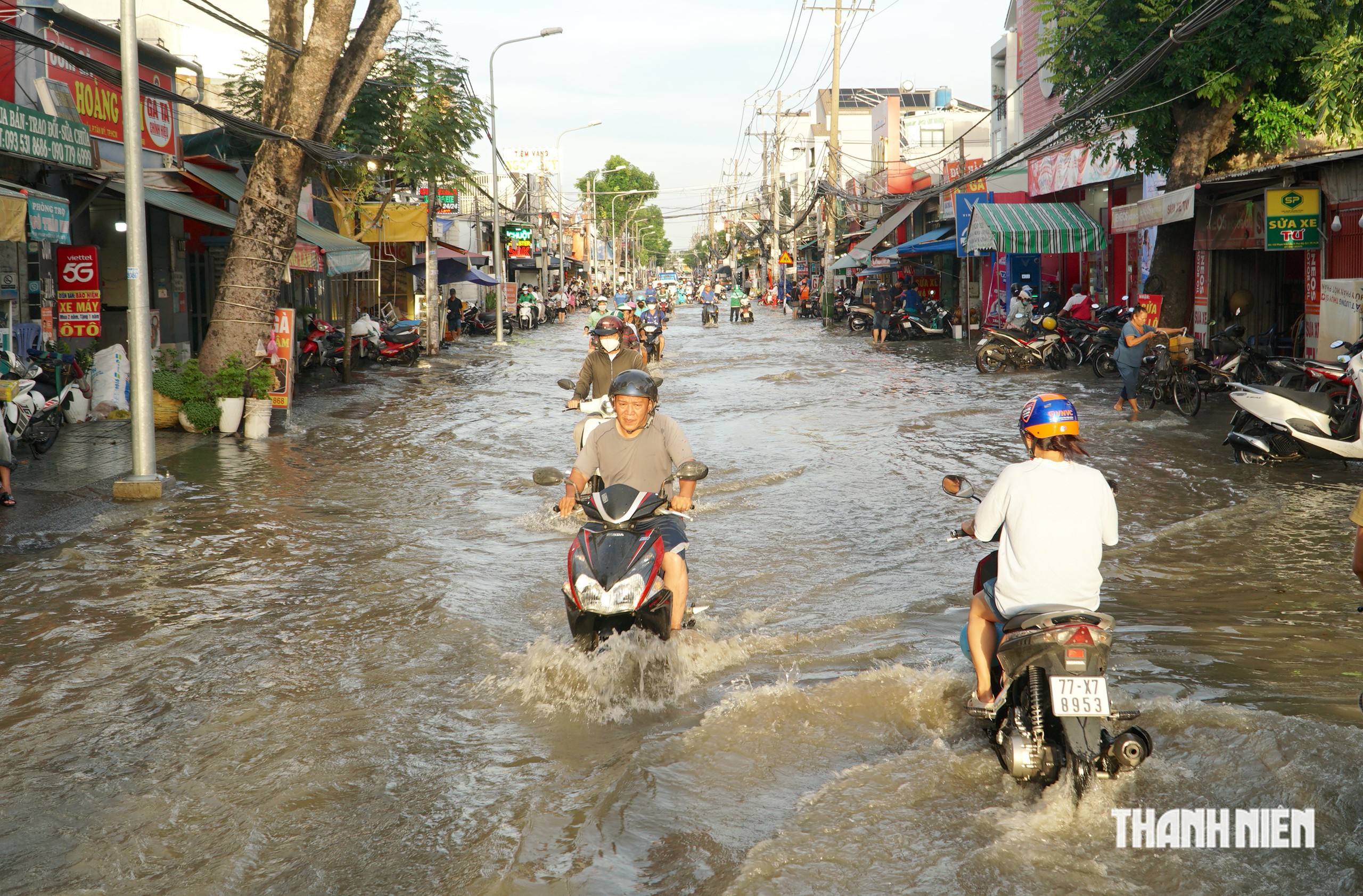 Khu nam TP.HCM ngập như s&ocirc;ng khi triều cường đạt đỉnh v&agrave;o chiều 10.10 - Ảnh 3.