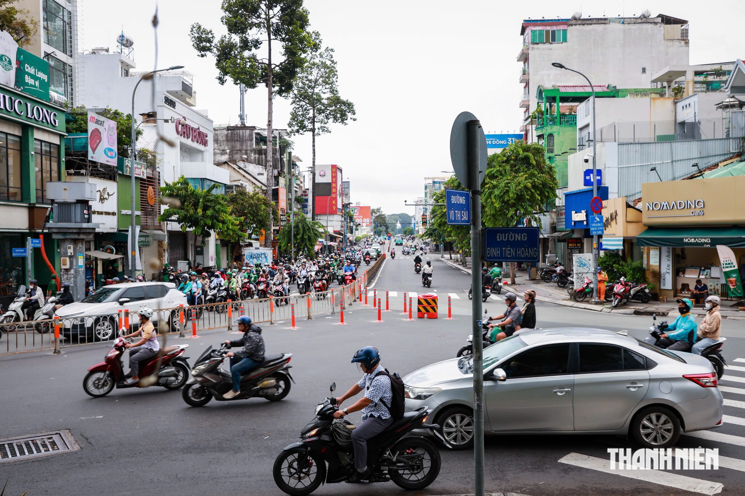 Sáng 10.10, đường Đinh Tiên Hoàng ở TP.HCM nối dài dải phân cách, có người lúng túng - Ảnh 1.