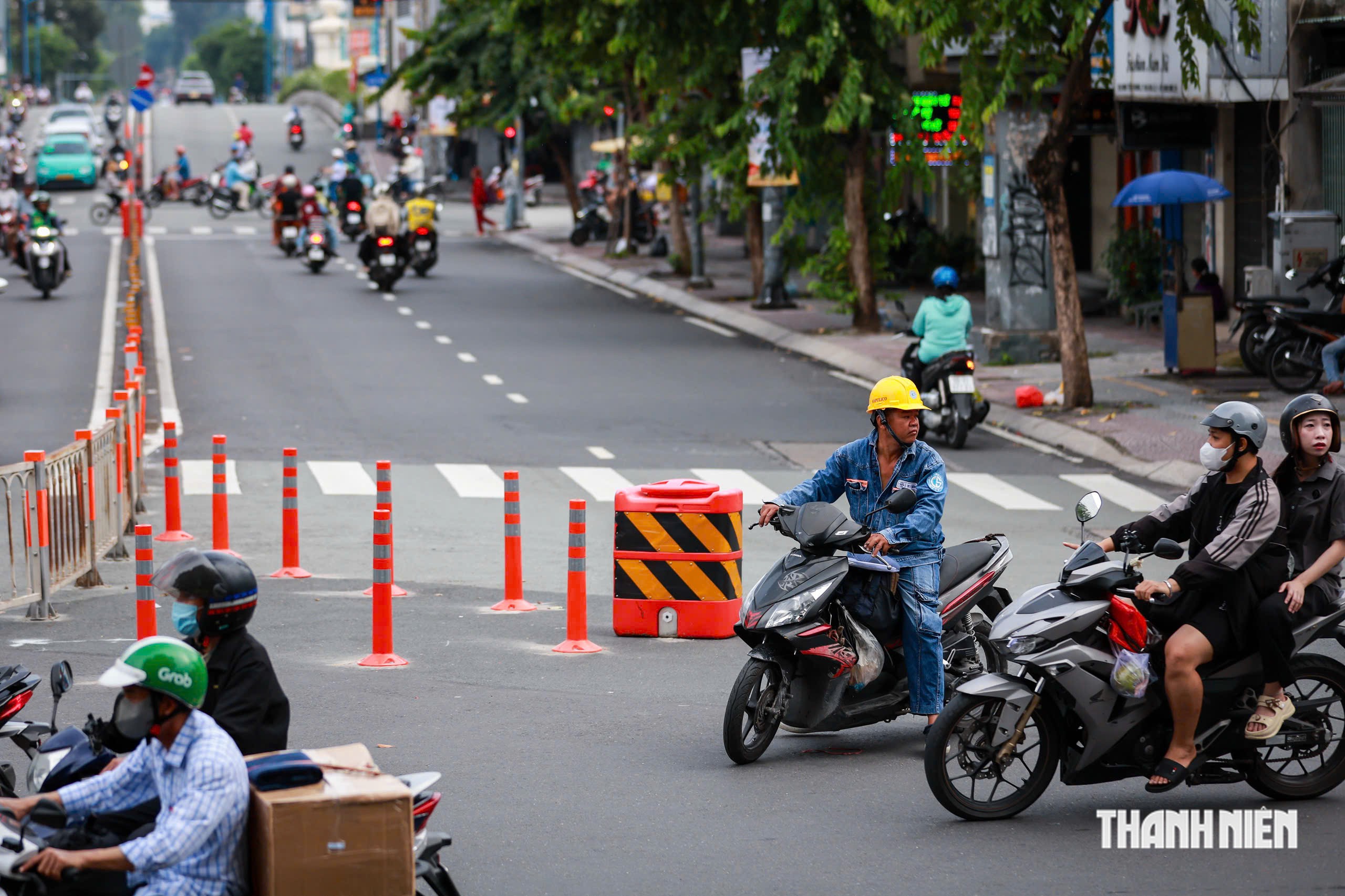 Sáng 10.10, đường Đinh Tiên Hoàng ở TP.HCM nối dài dải phân cách, có người lúng túng - Ảnh 2.