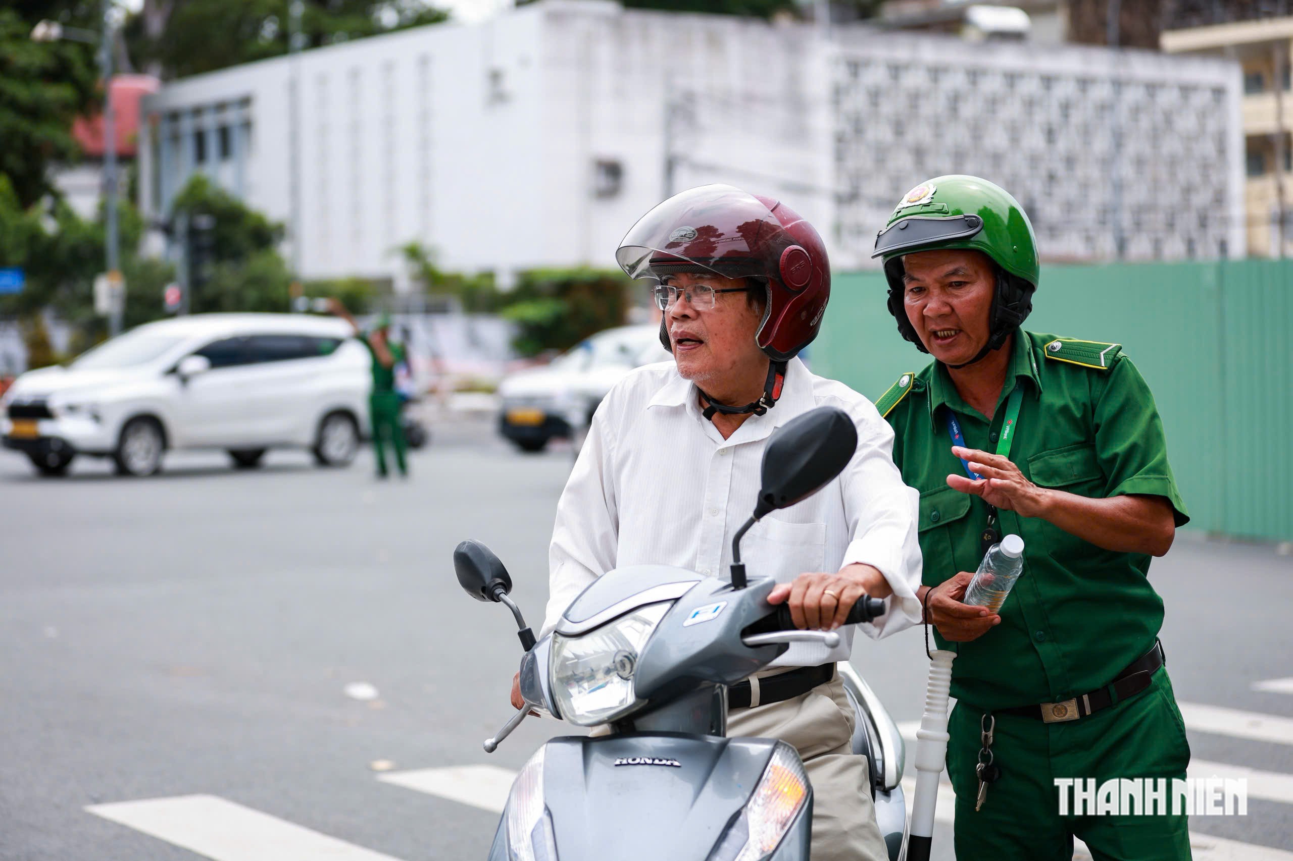 Ngày đầu đường Nguyễn Thị Minh Khai có đoạn một chiều: Xe đông, người dân loay hoay - Ảnh 8.