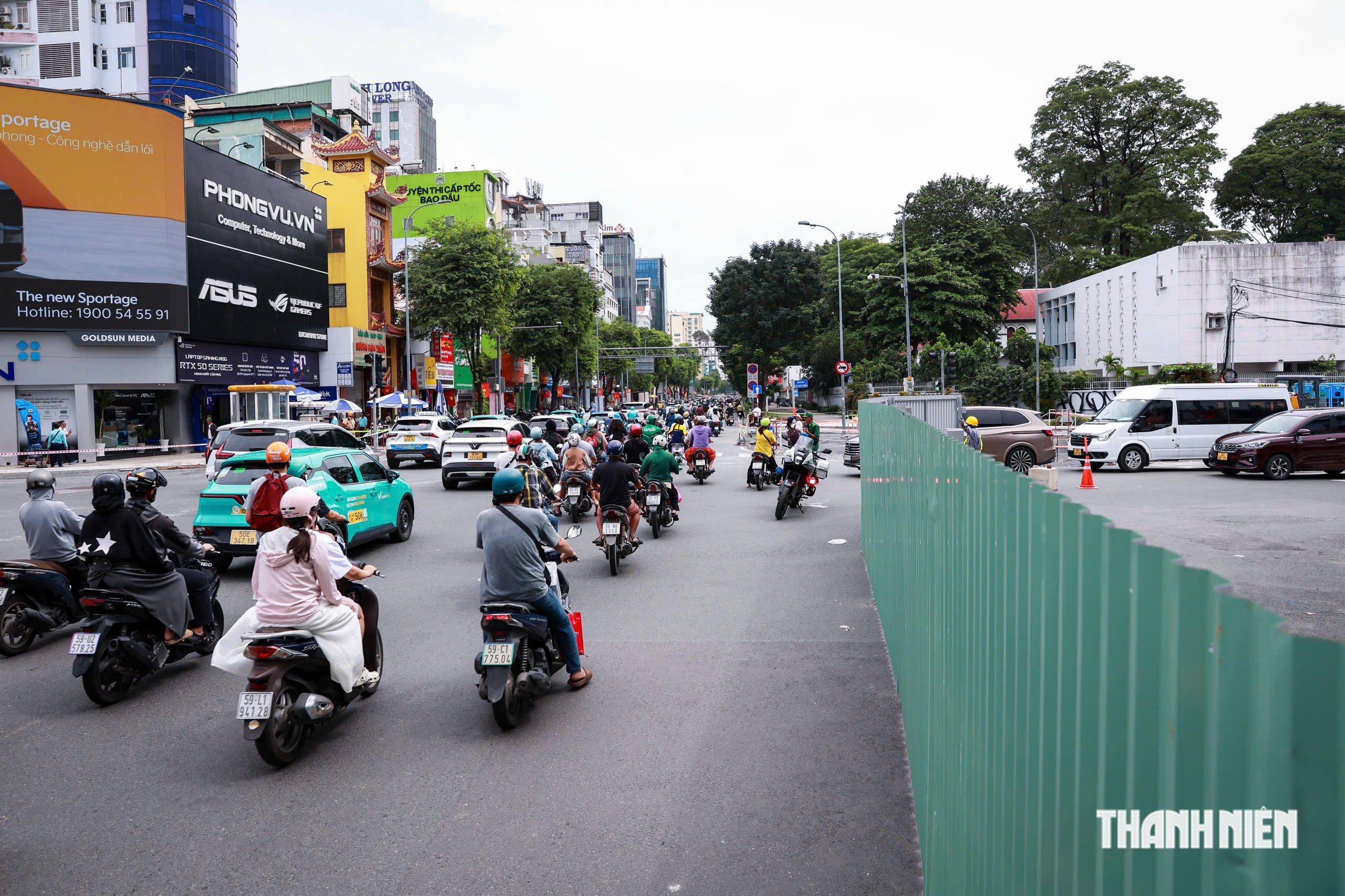 Ngày đầu đường Nguyễn Thị Minh Khai có đoạn một chiều: Xe đông, người dân loay hoay - Ảnh 12.