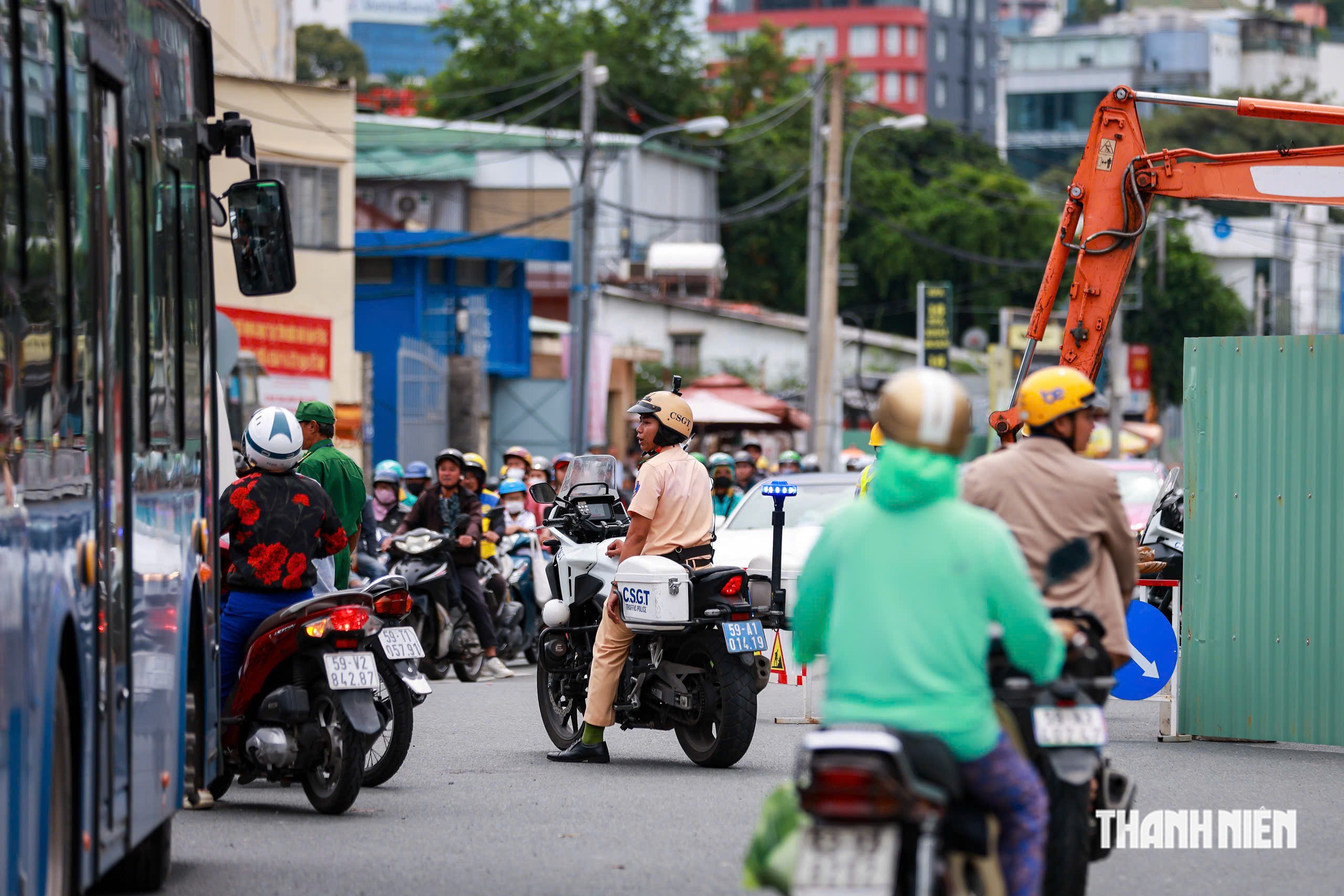 Ngày đầu đường Nguyễn Thị Minh Khai có đoạn một chiều: Xe đông, người dân loay hoay - Ảnh 7.