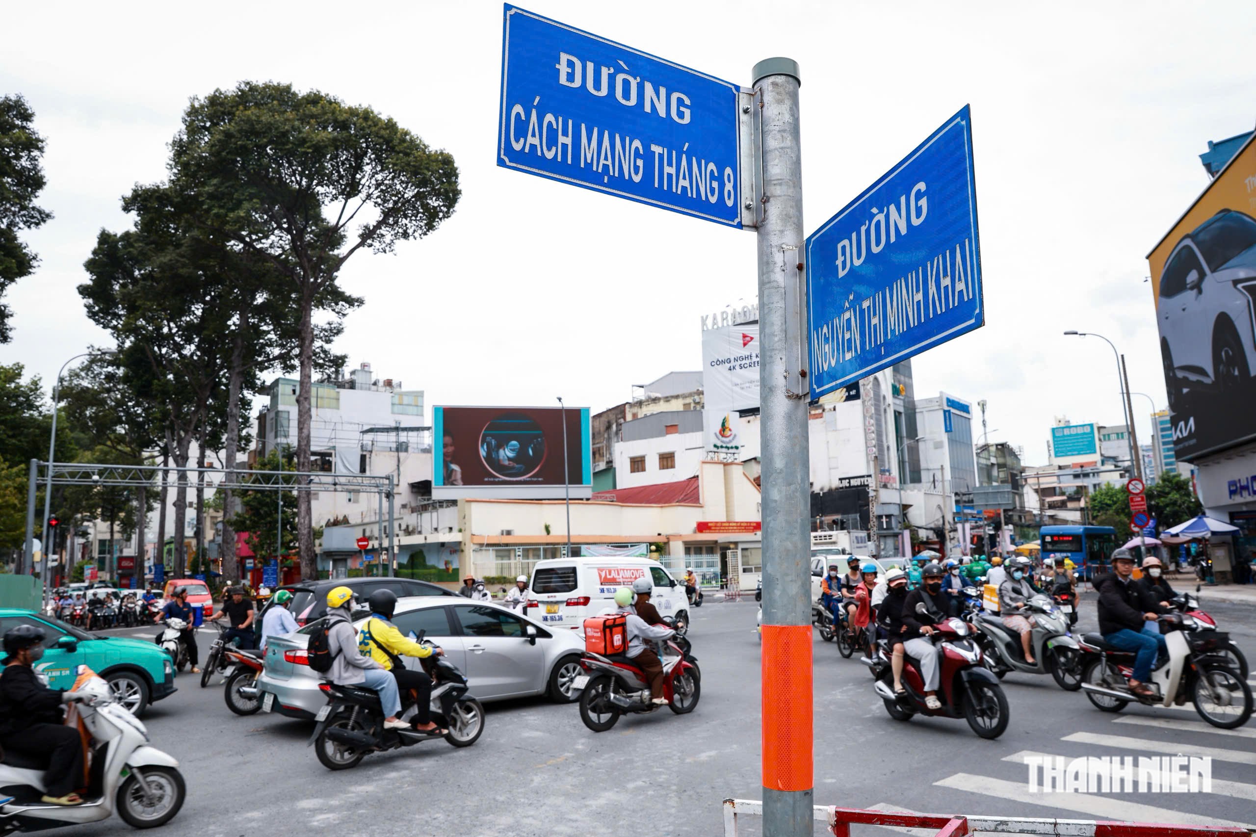 Ngày đầu đường Nguyễn Thị Minh Khai có đoạn một chiều: Xe đông, người dân loay hoay - Ảnh 1.