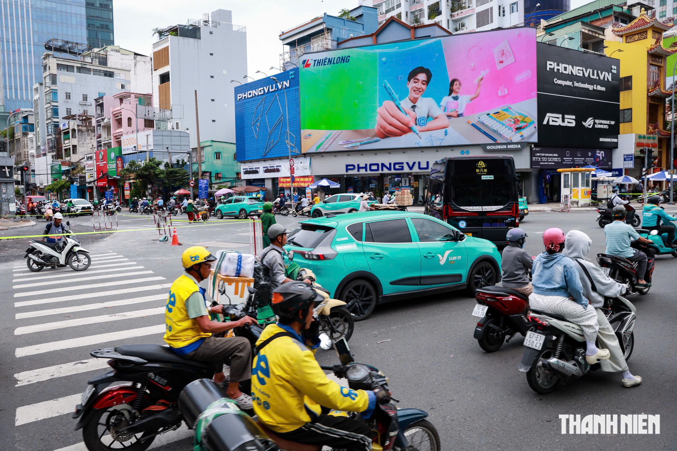 Ngày đầu đường Nguyễn Thị Minh Khai có đoạn một chiều: Xe đông, người dân loay hoay - Ảnh 9.
