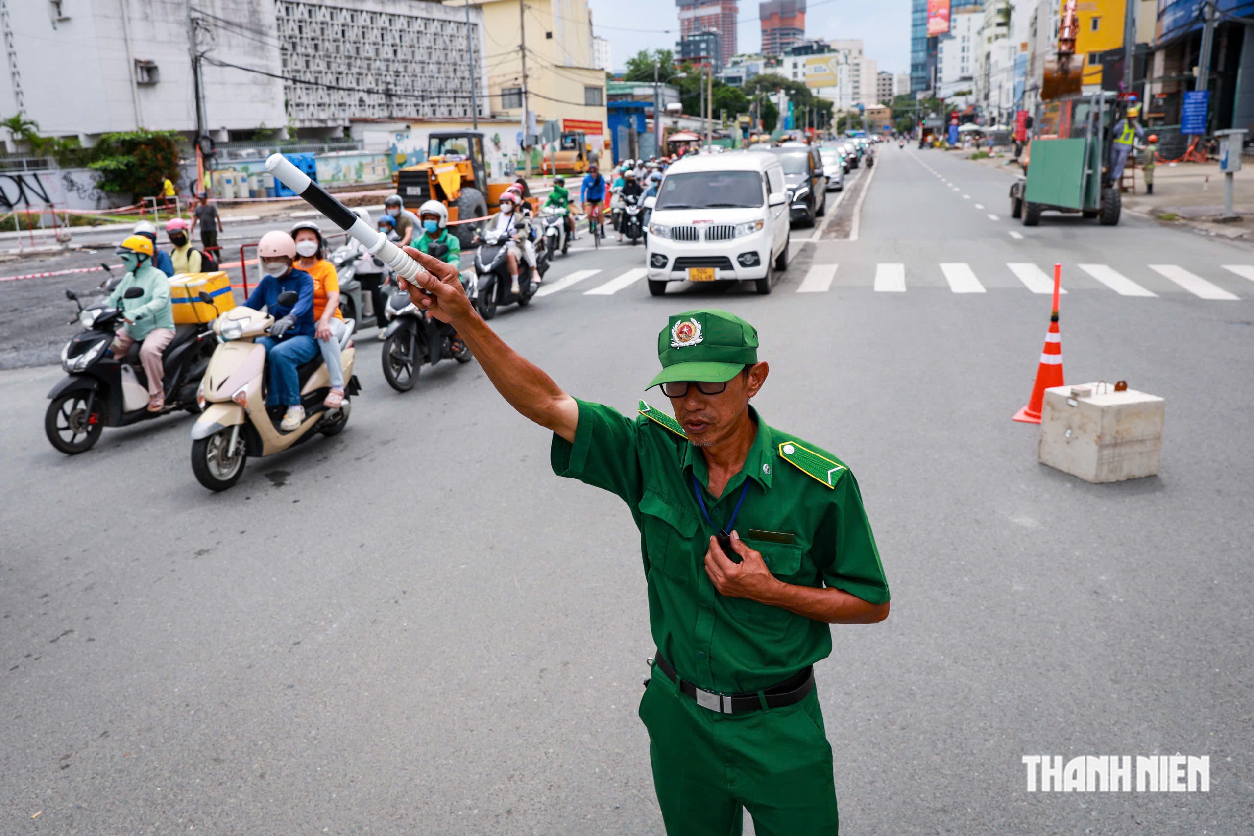 Ngày đầu đường Nguyễn Thị Minh Khai có đoạn một chiều: Xe đông, người dân loay hoay - Ảnh 3.