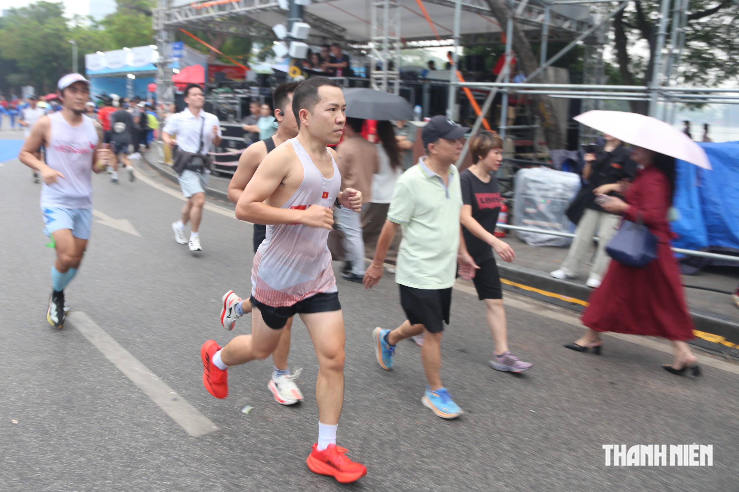 Hàng vạn người tham gia phong trào toàn dân tập luyện thể thao ở hồ Hoàn Kiếm- Ảnh 7.