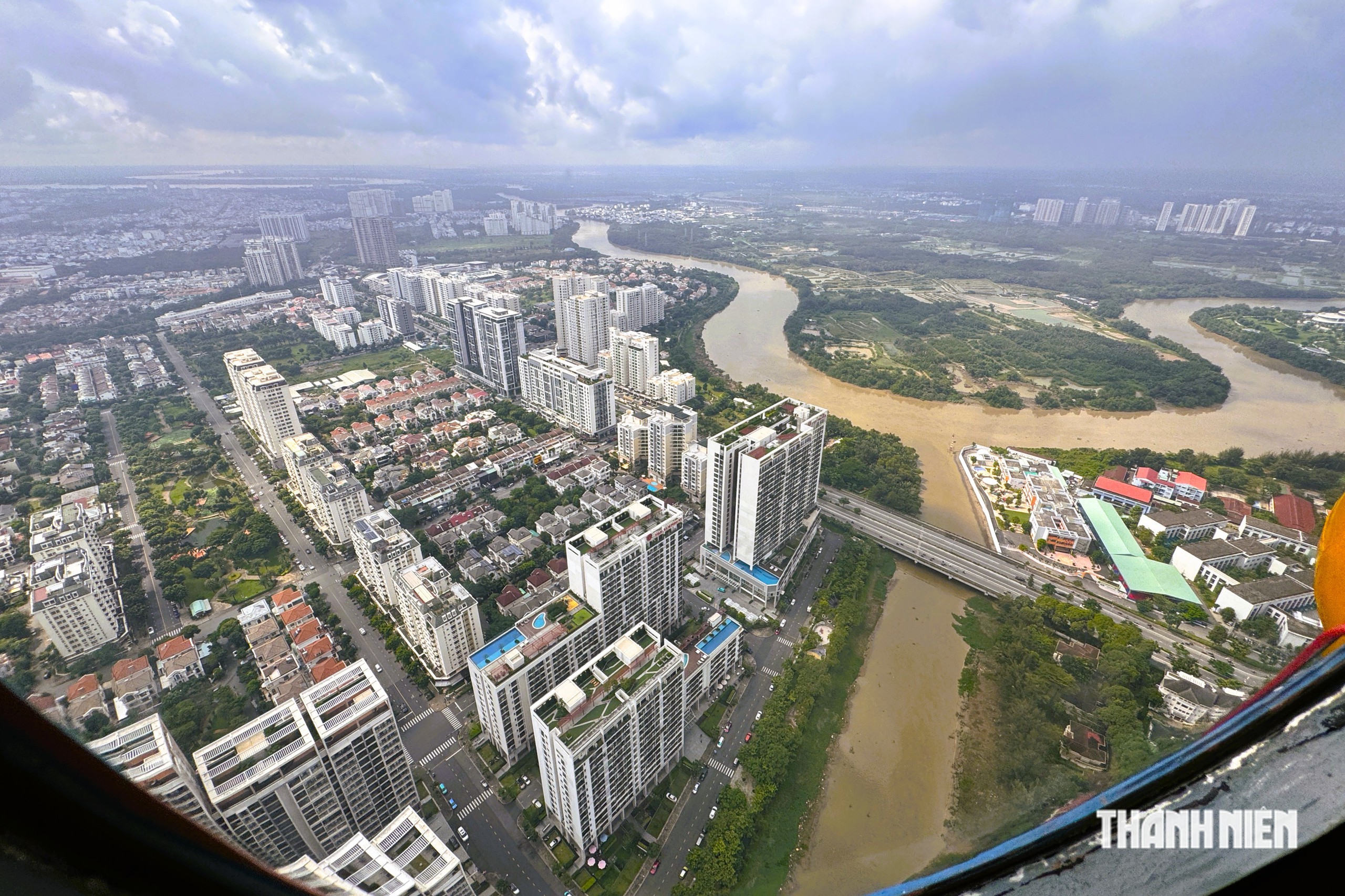 TP. Hồ Ch&iacute; Minh, nh&igrave;n từ trực thăng qu&acirc;n sự - Ảnh 13.