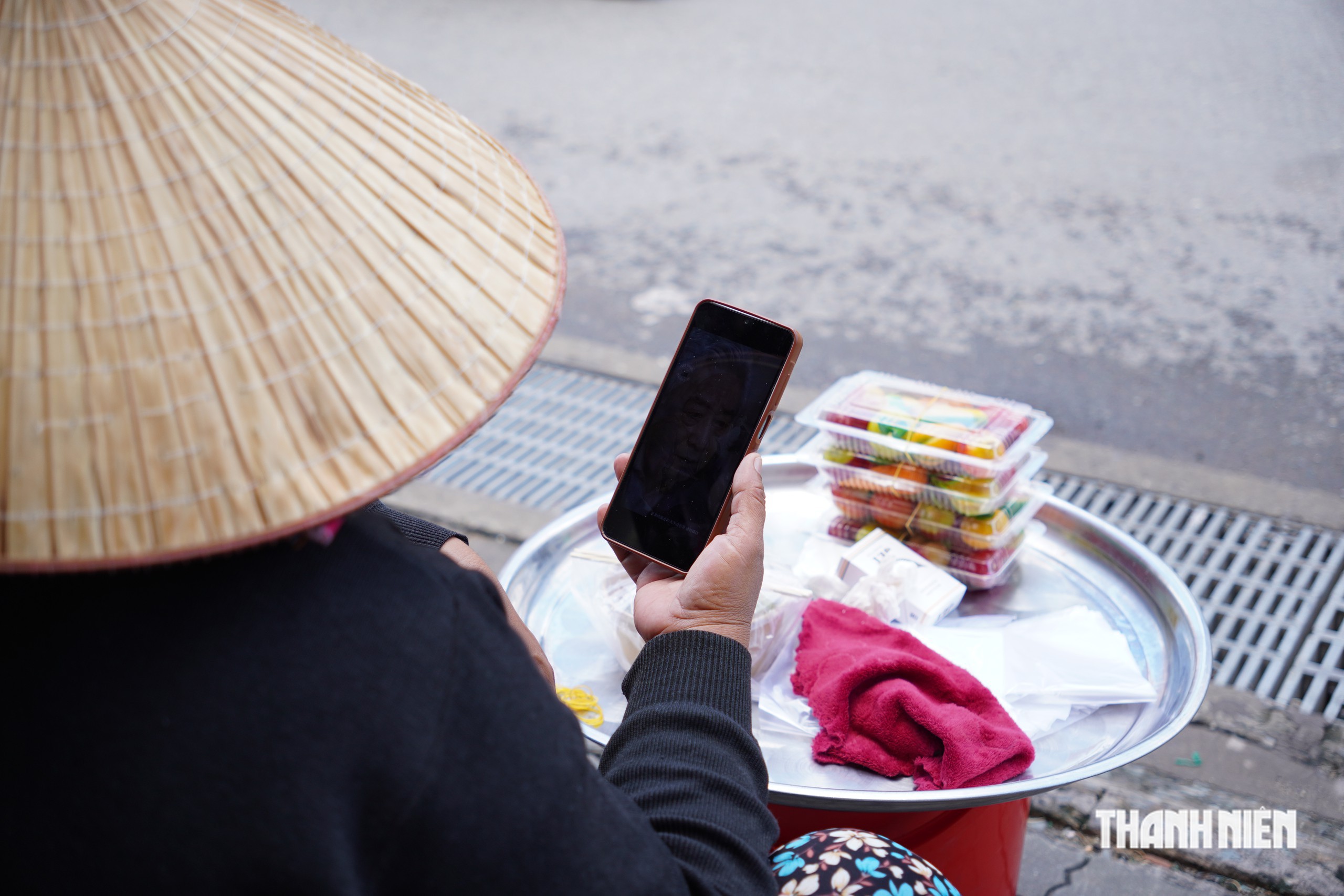 Kỳ 1: Tiểu thương “nghiện” xem phim AI lúc vắng khách, chuyên gia cảnh báo nguy cơ - Ảnh 1.